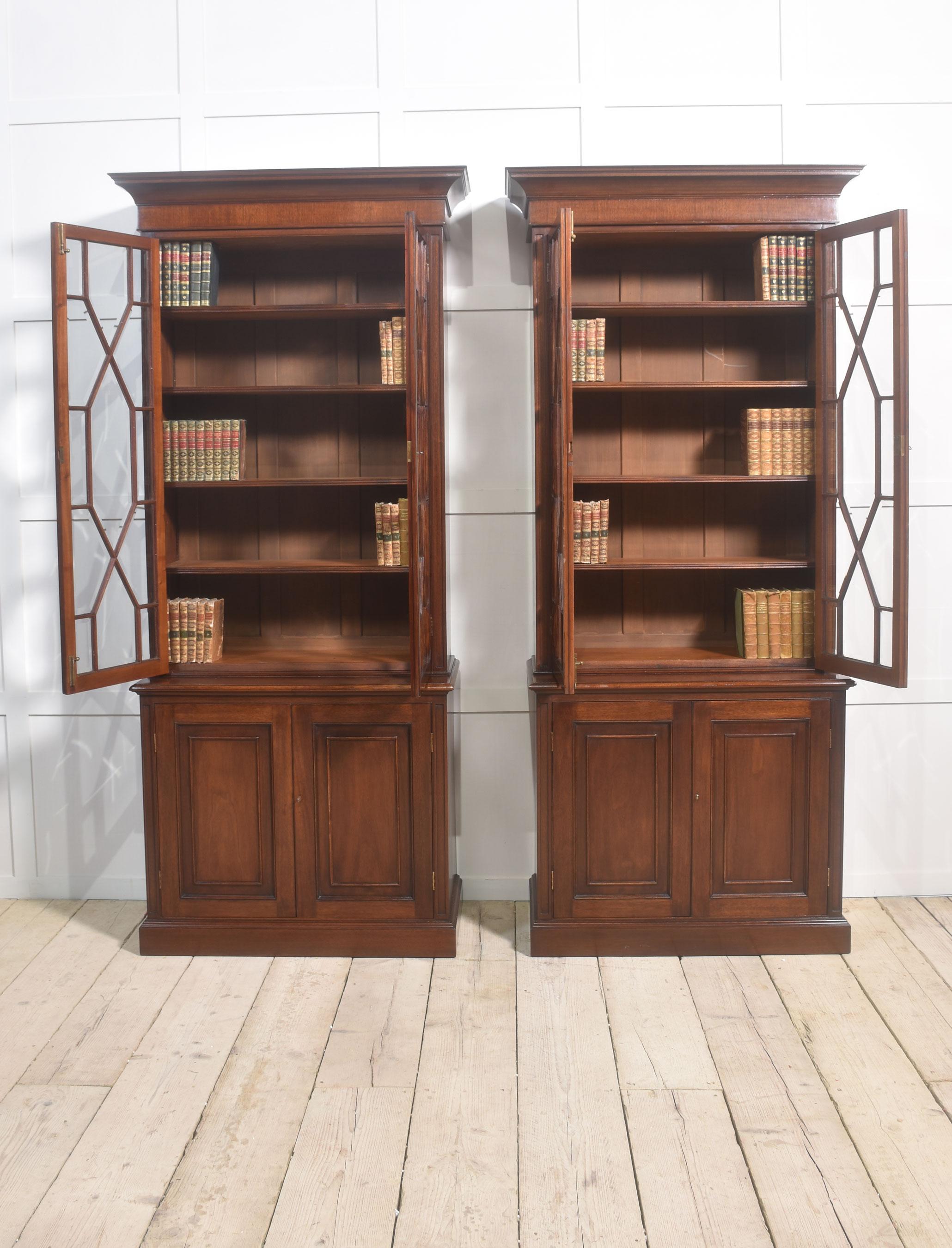 Legno Coppia di librerie smaltate in mogano in vendita