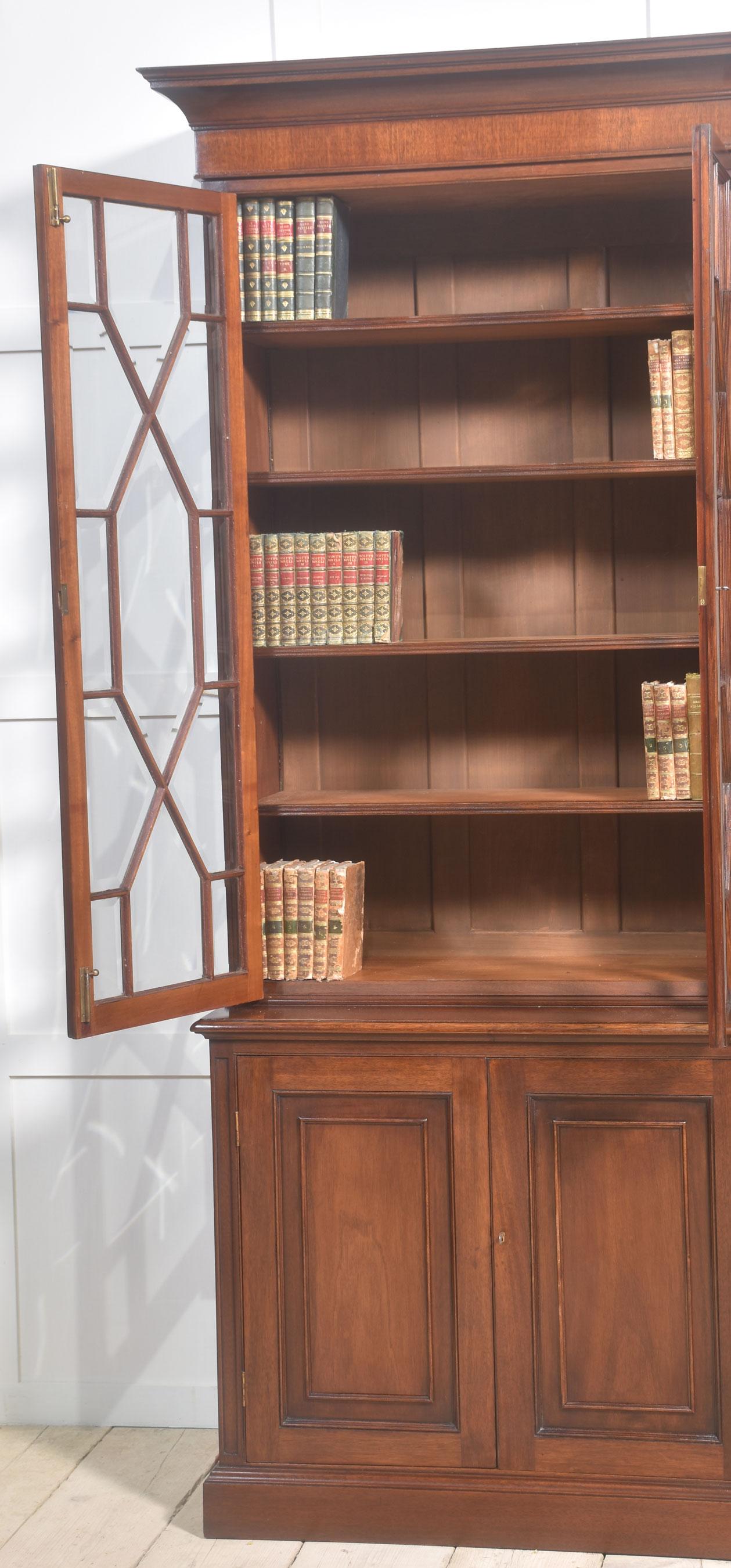 Coppia di librerie smaltate in mogano in vendita 1