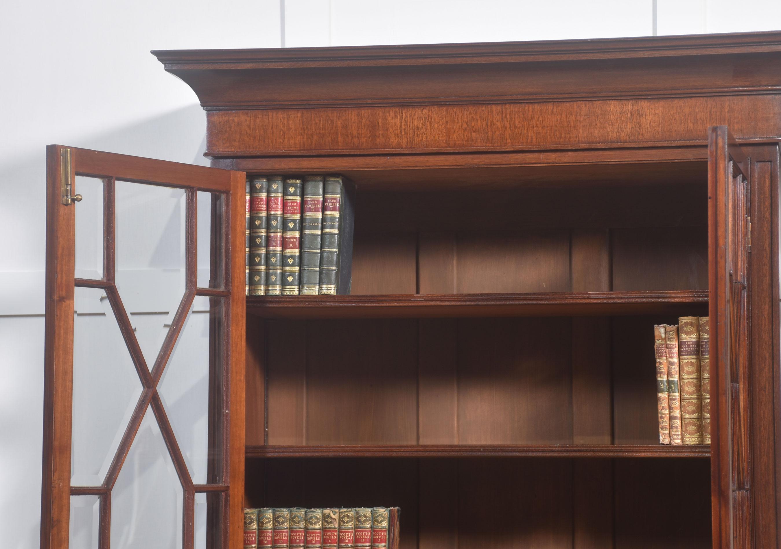 Coppia di librerie smaltate in mogano in vendita 2