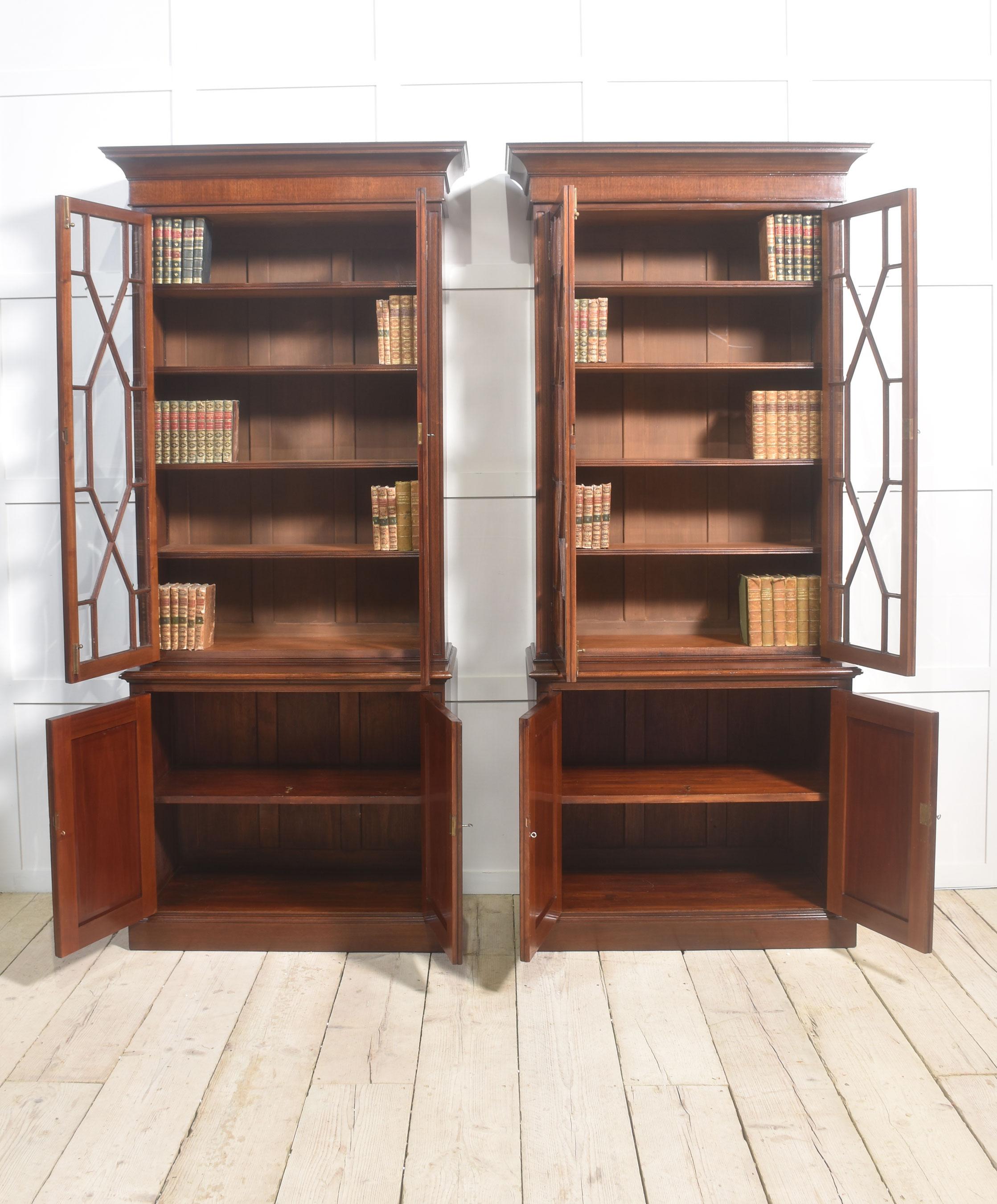 Coppia di librerie smaltate in mogano in vendita 3