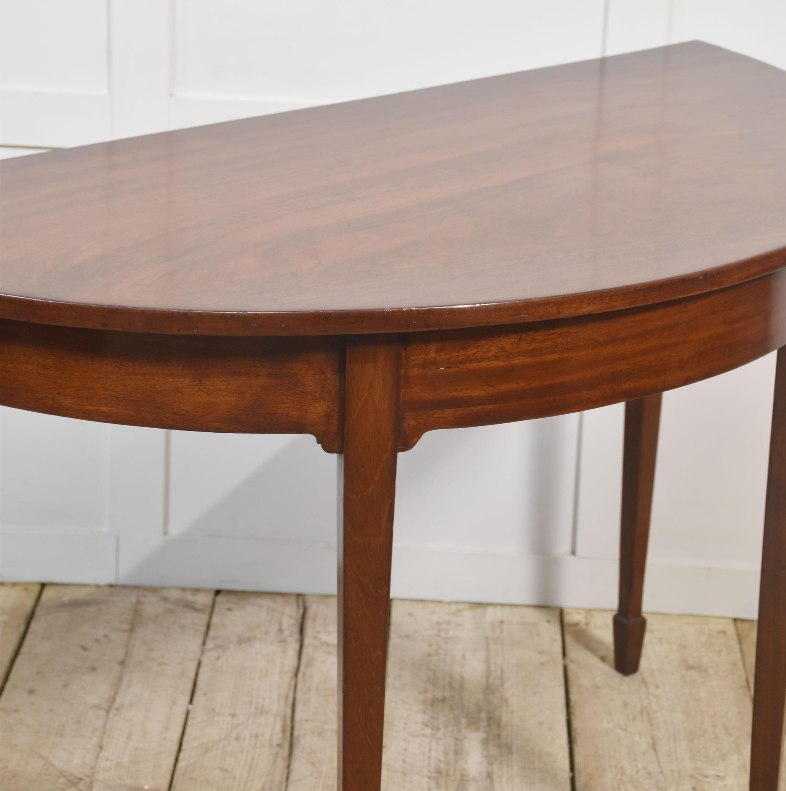 Pareja de mesas de salón de caoba en venta 4