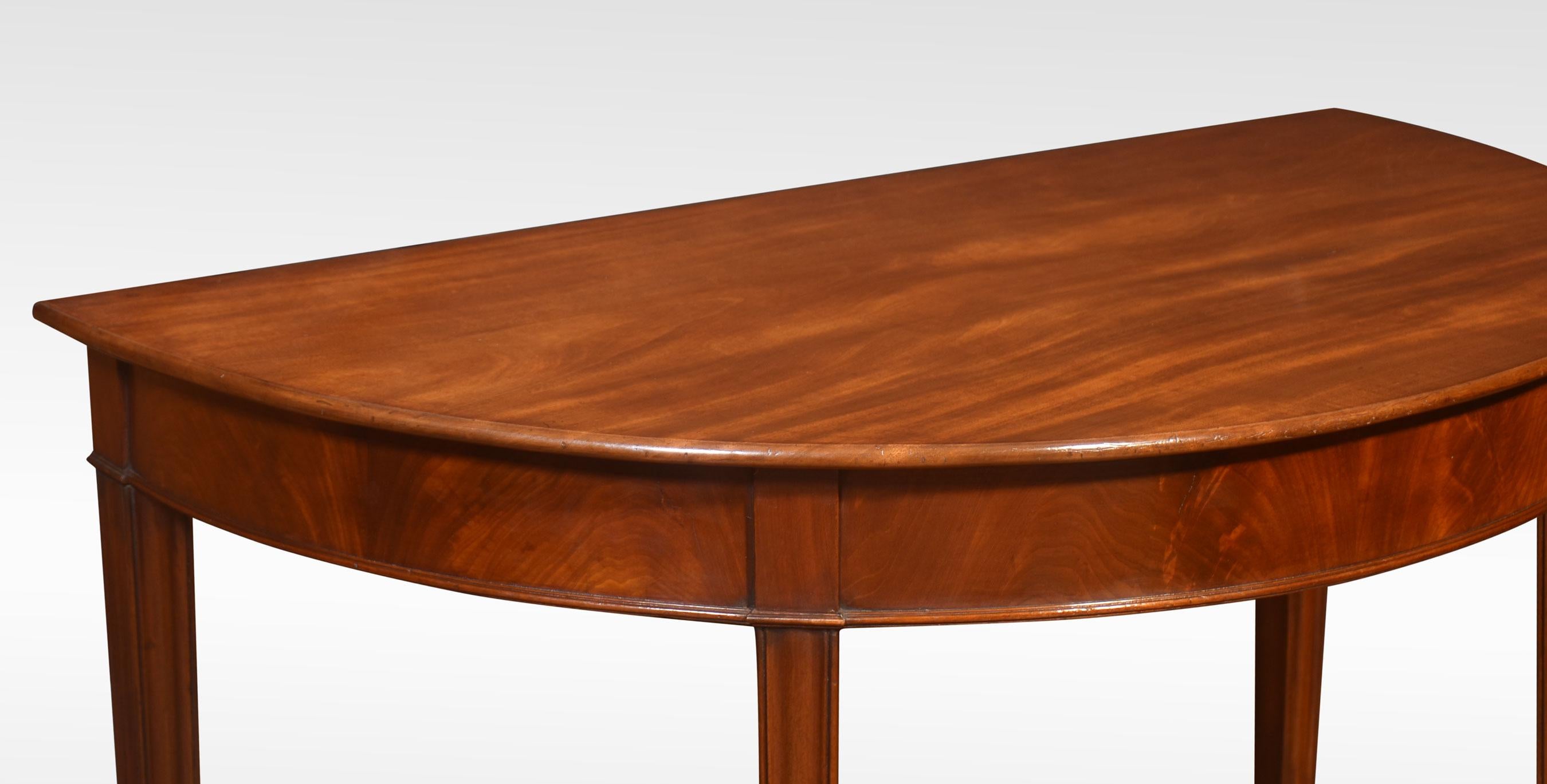 Paire de tables de salle, les plateaux demi-ronds en acajou bien dessinés, le gel mouluré, le tout reposant sur des pieds effilés.
Dimensions
Hauteur 32 pouces
Largeur 52 pouces
Profondeur 29,5 pouces