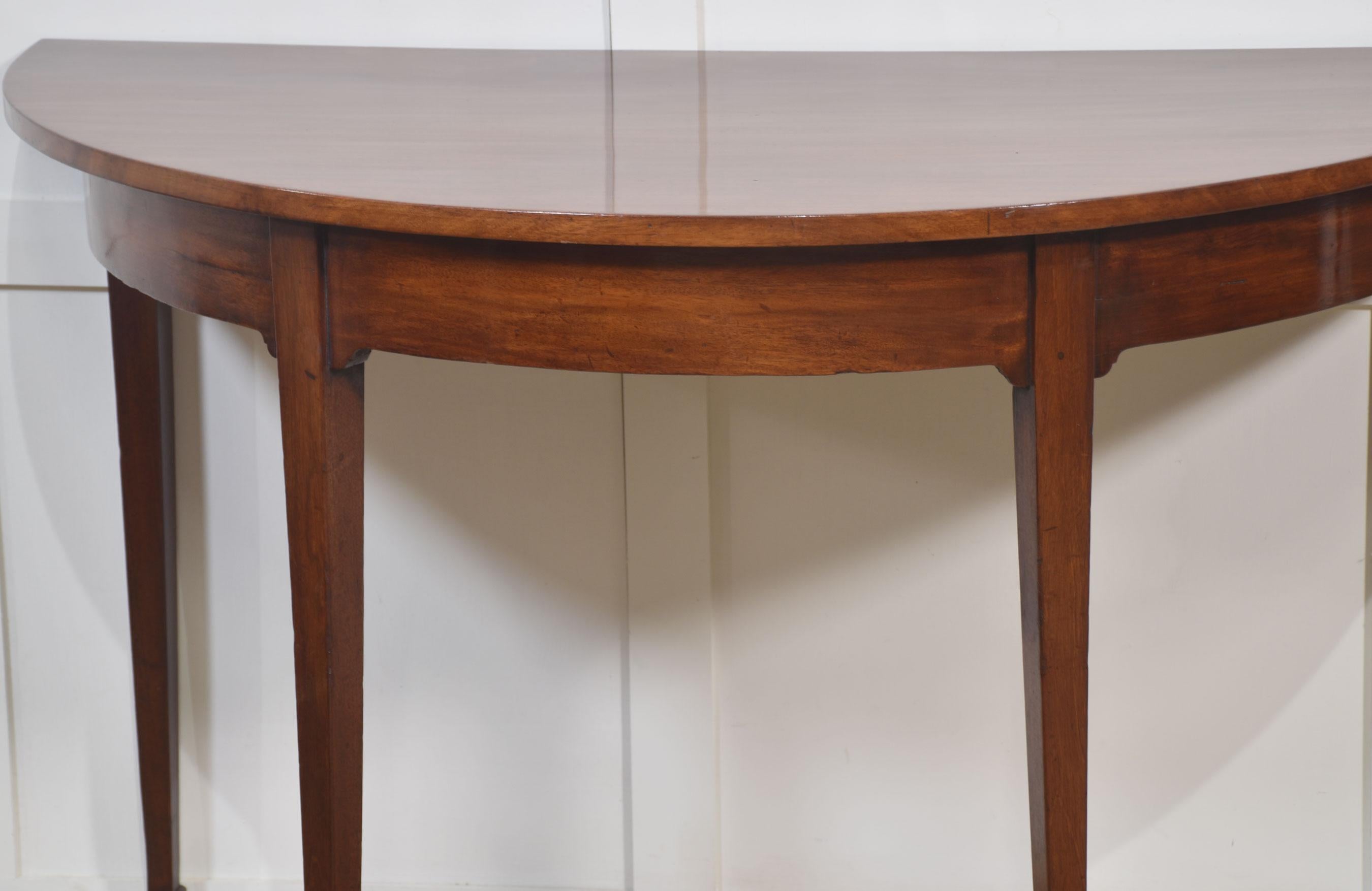 Pareja de mesas de salón de caoba Británico en venta