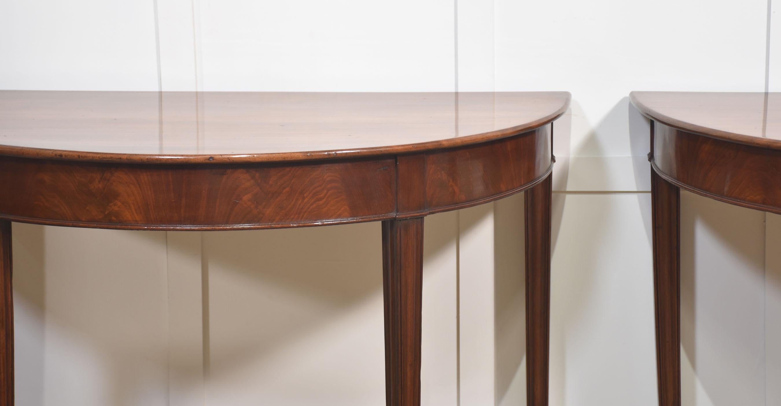 Britannique Paire de tables d'entrée en acajou en vente