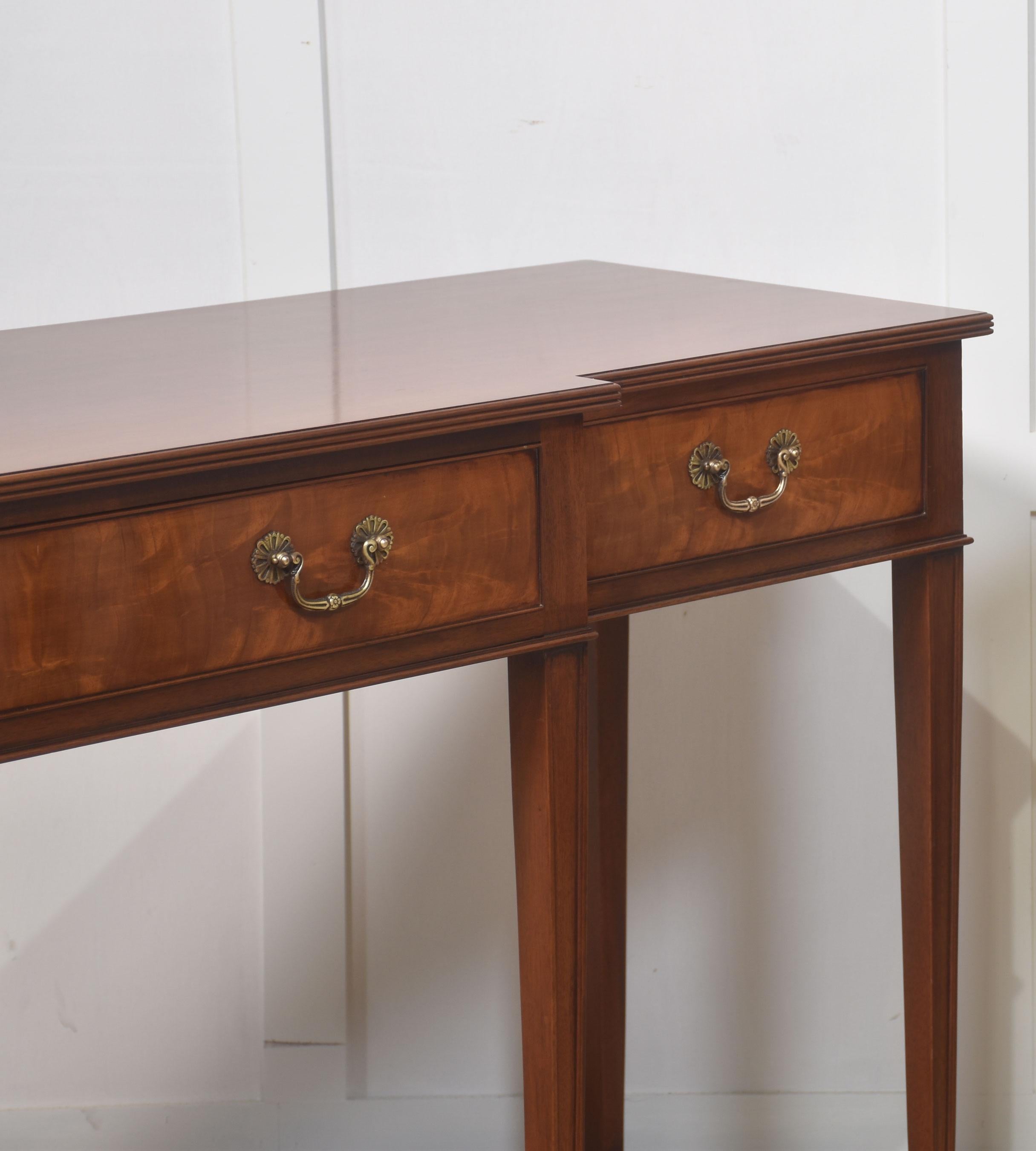 Pair of mahogany hall tables In Good Condition For Sale In Cheshire, GB