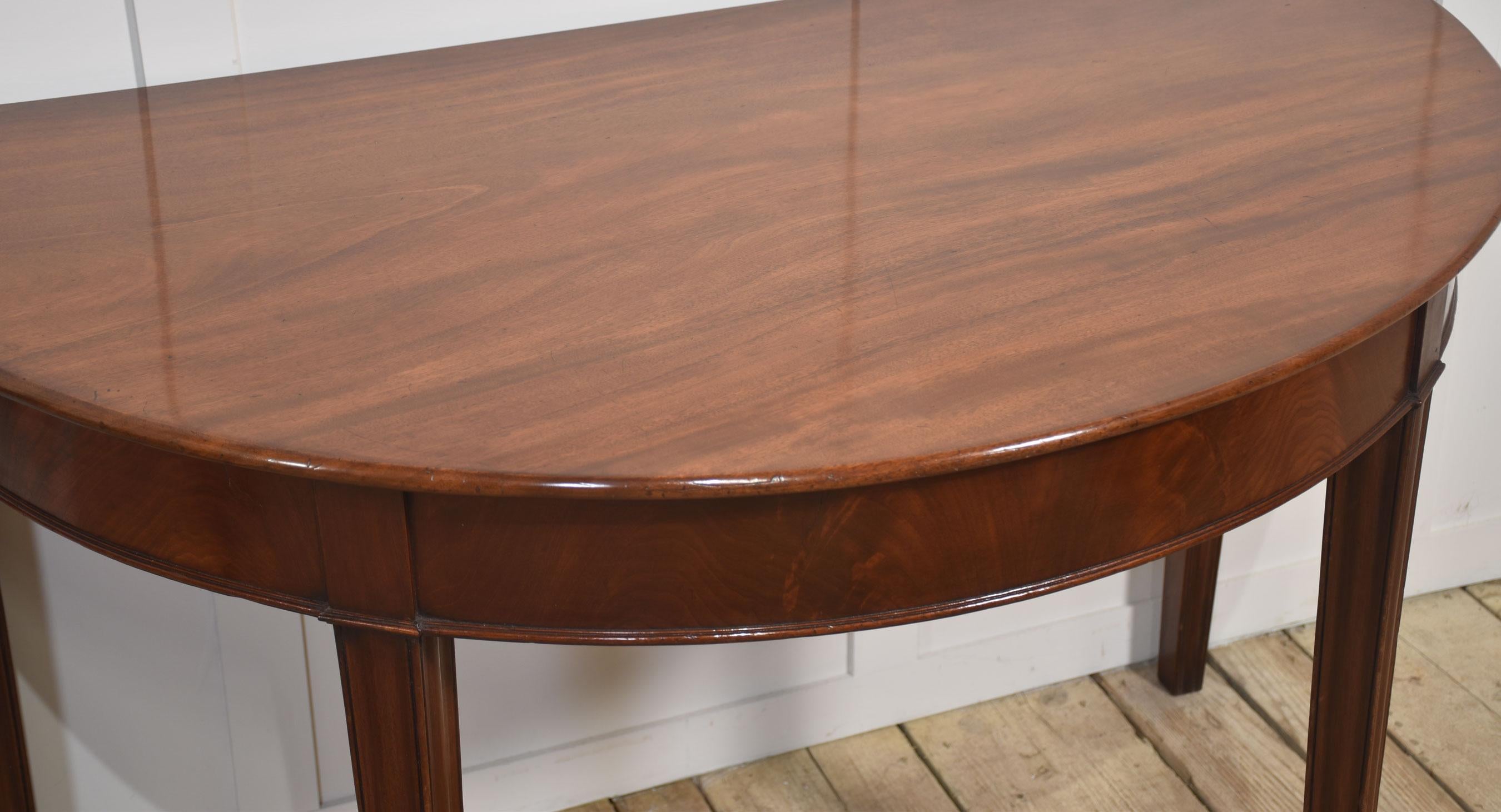 XIXe siècle Paire de tables d'entrée en acajou en vente