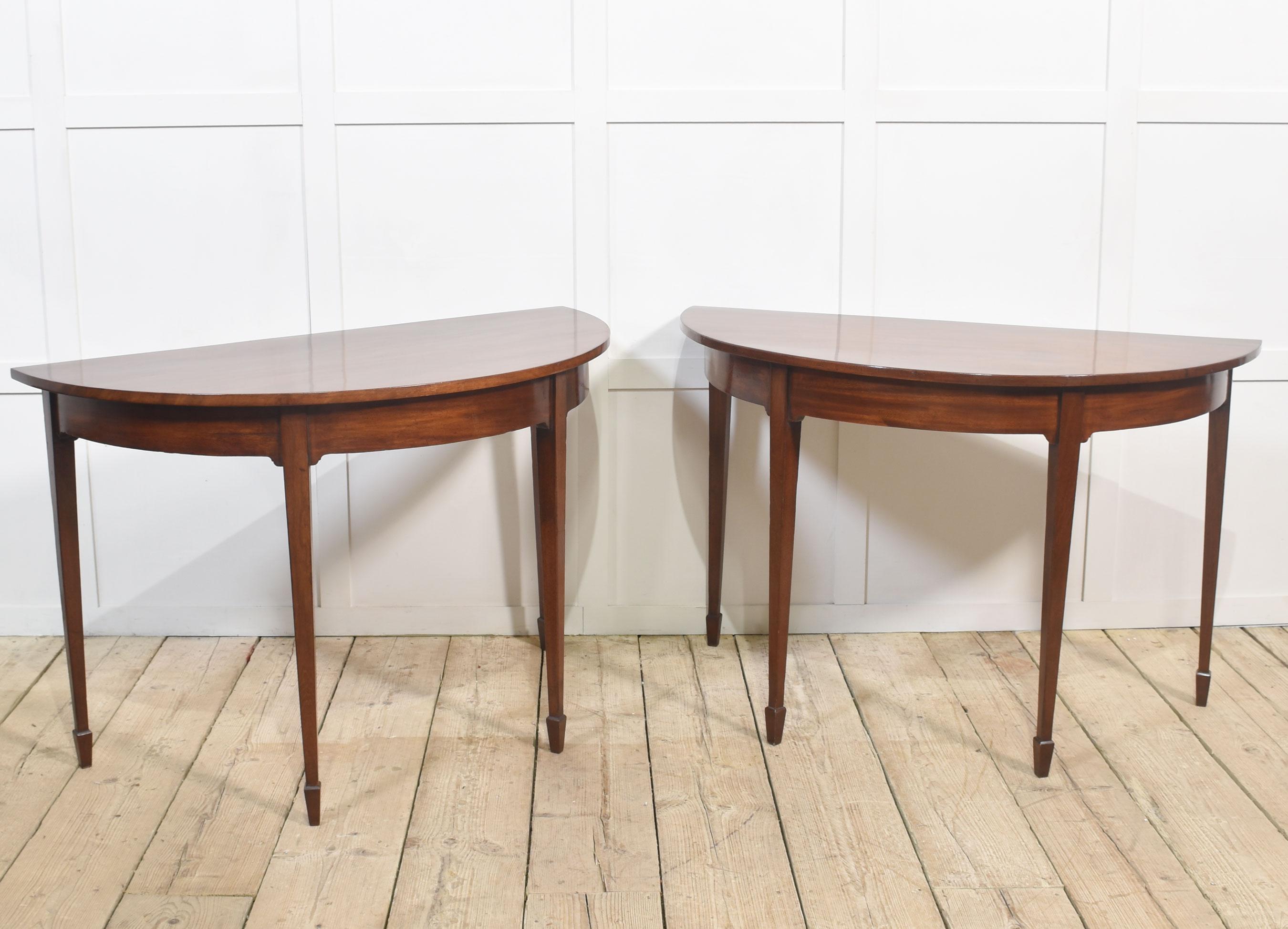 Pareja de mesas de salón de caoba Madera en venta