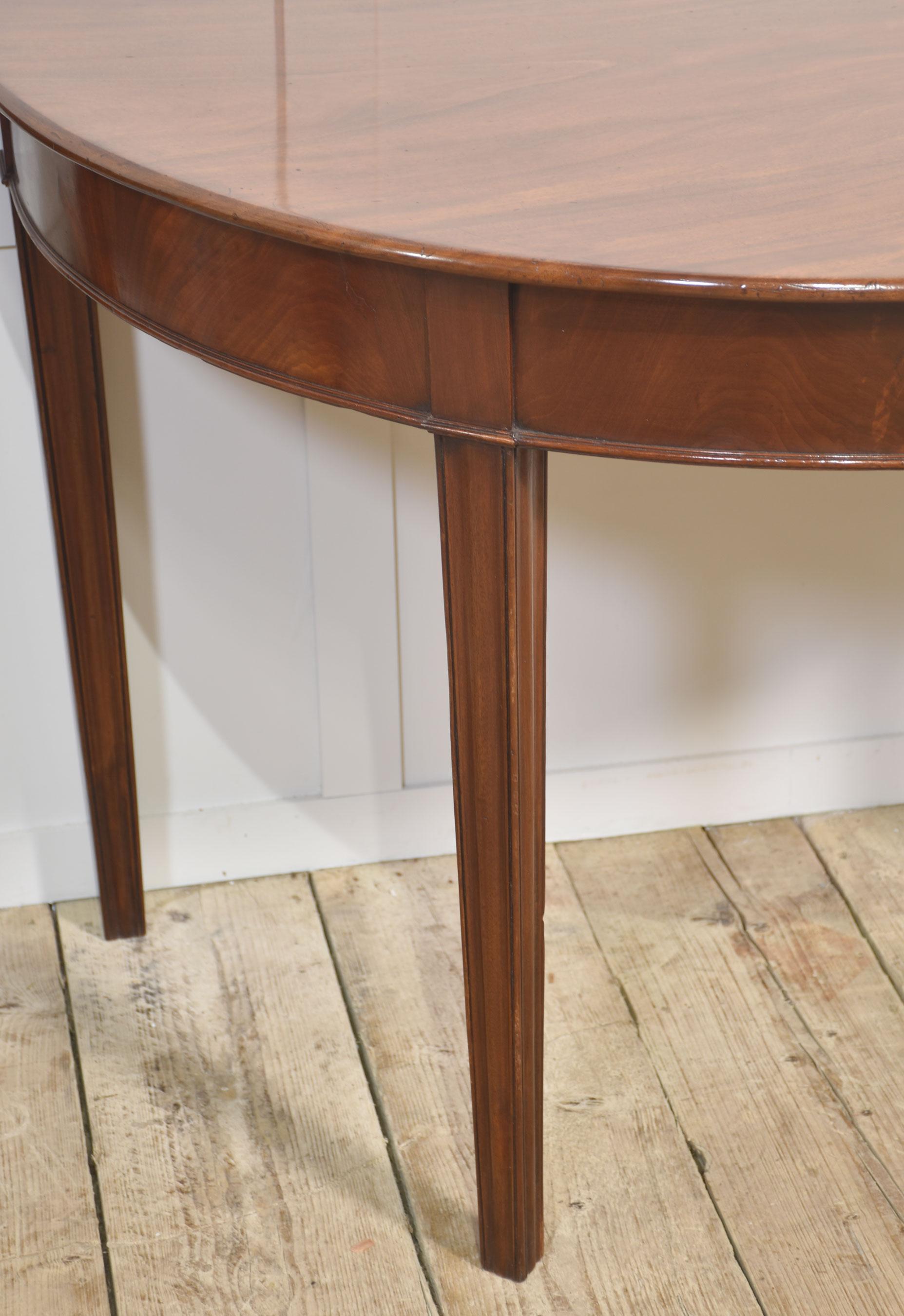 Bois Paire de tables d'entrée en acajou en vente
