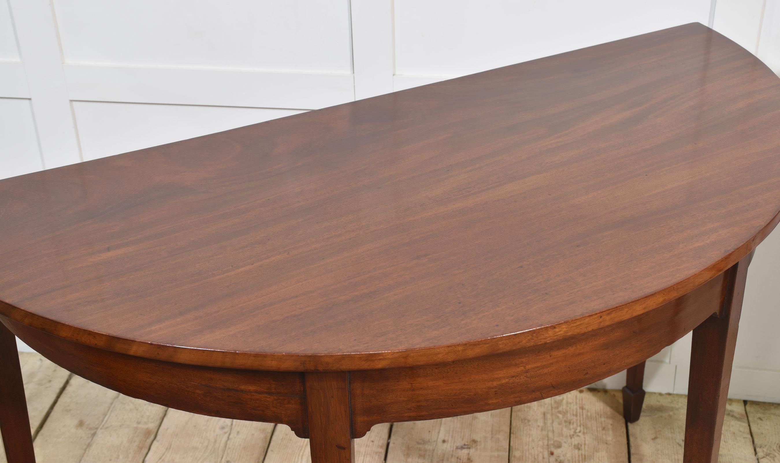 Pareja de mesas de salón de caoba en venta 2