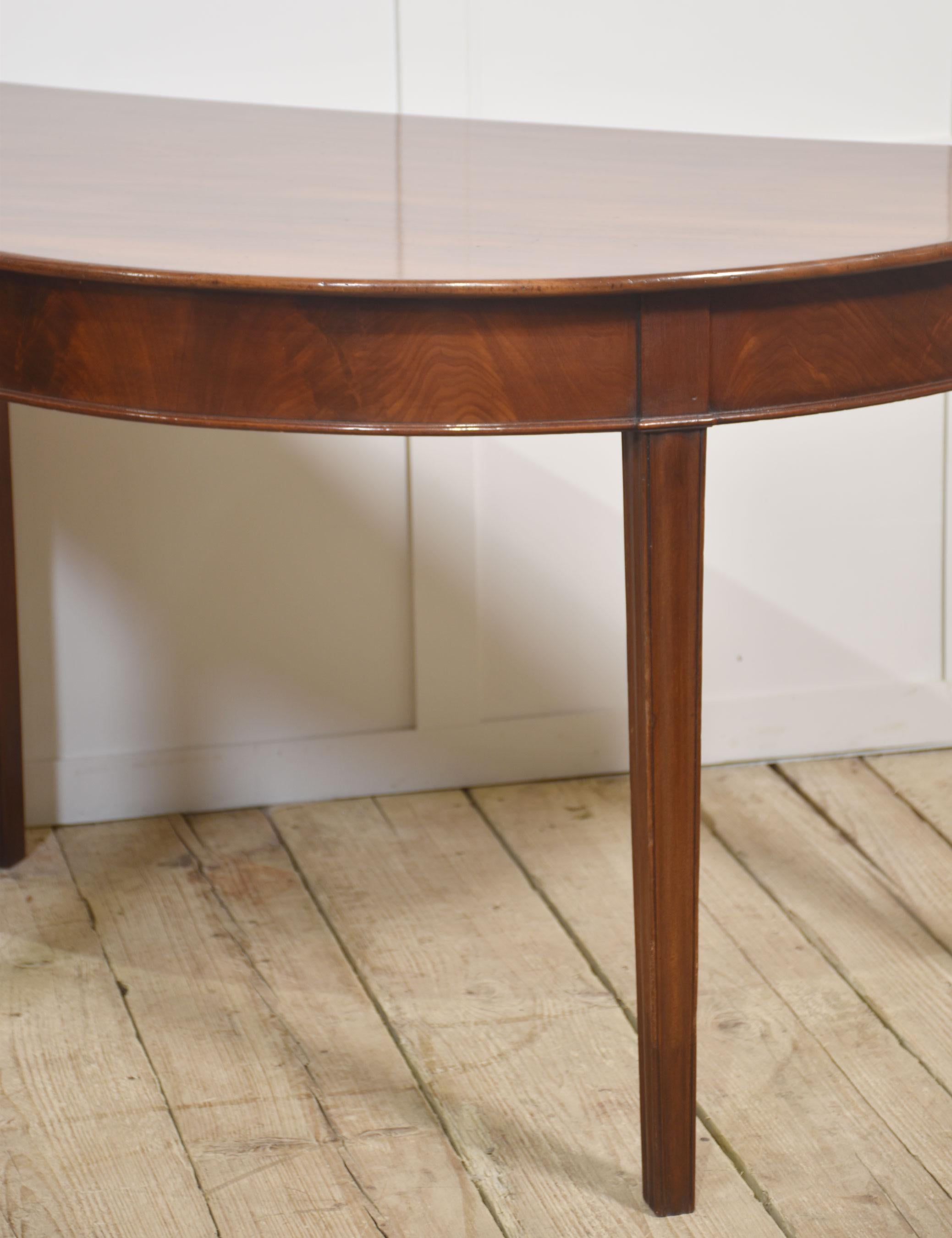 Paire de tables d'entrée en acajou en vente 2