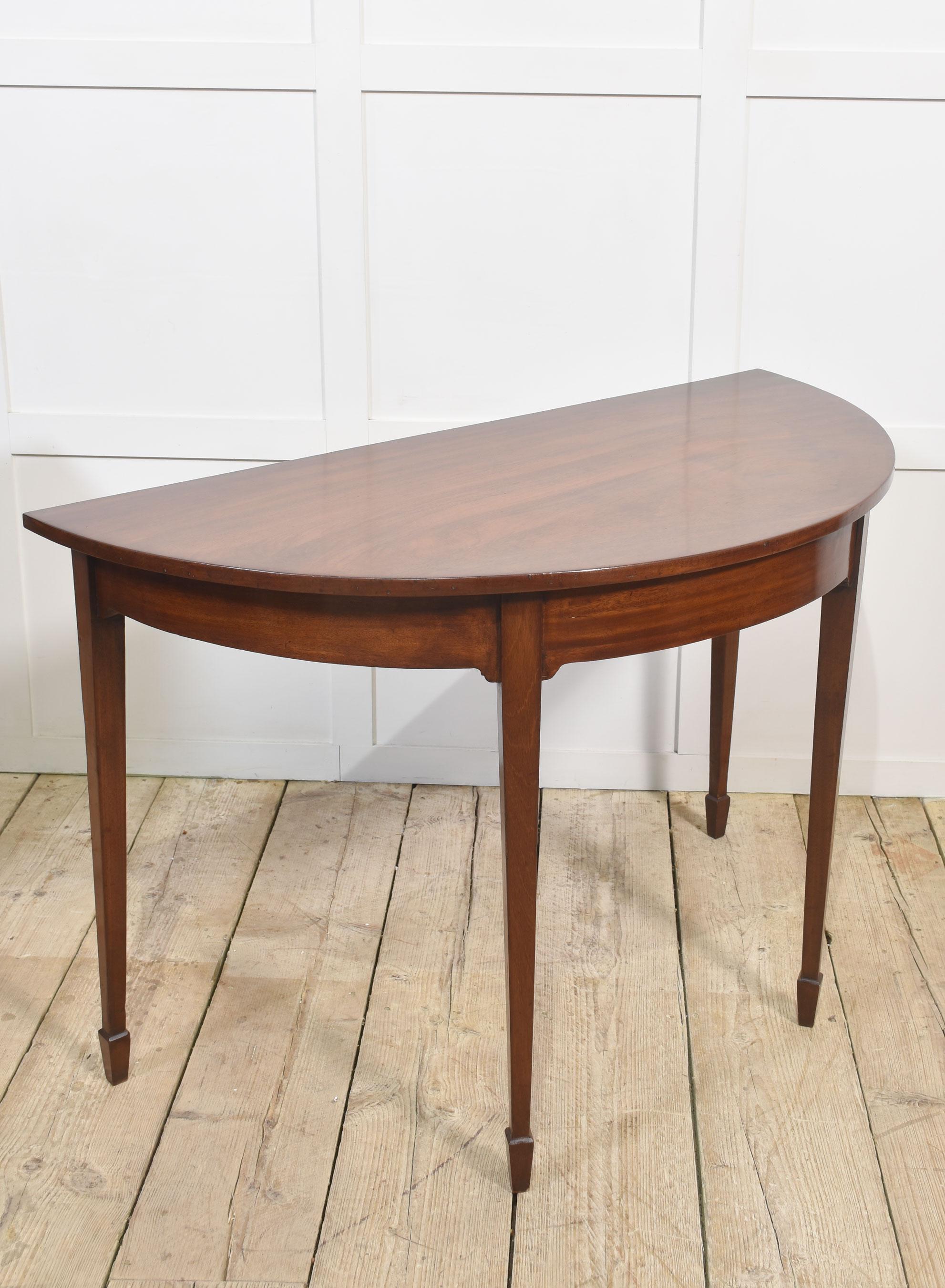 Pareja de mesas de salón de caoba en venta 3