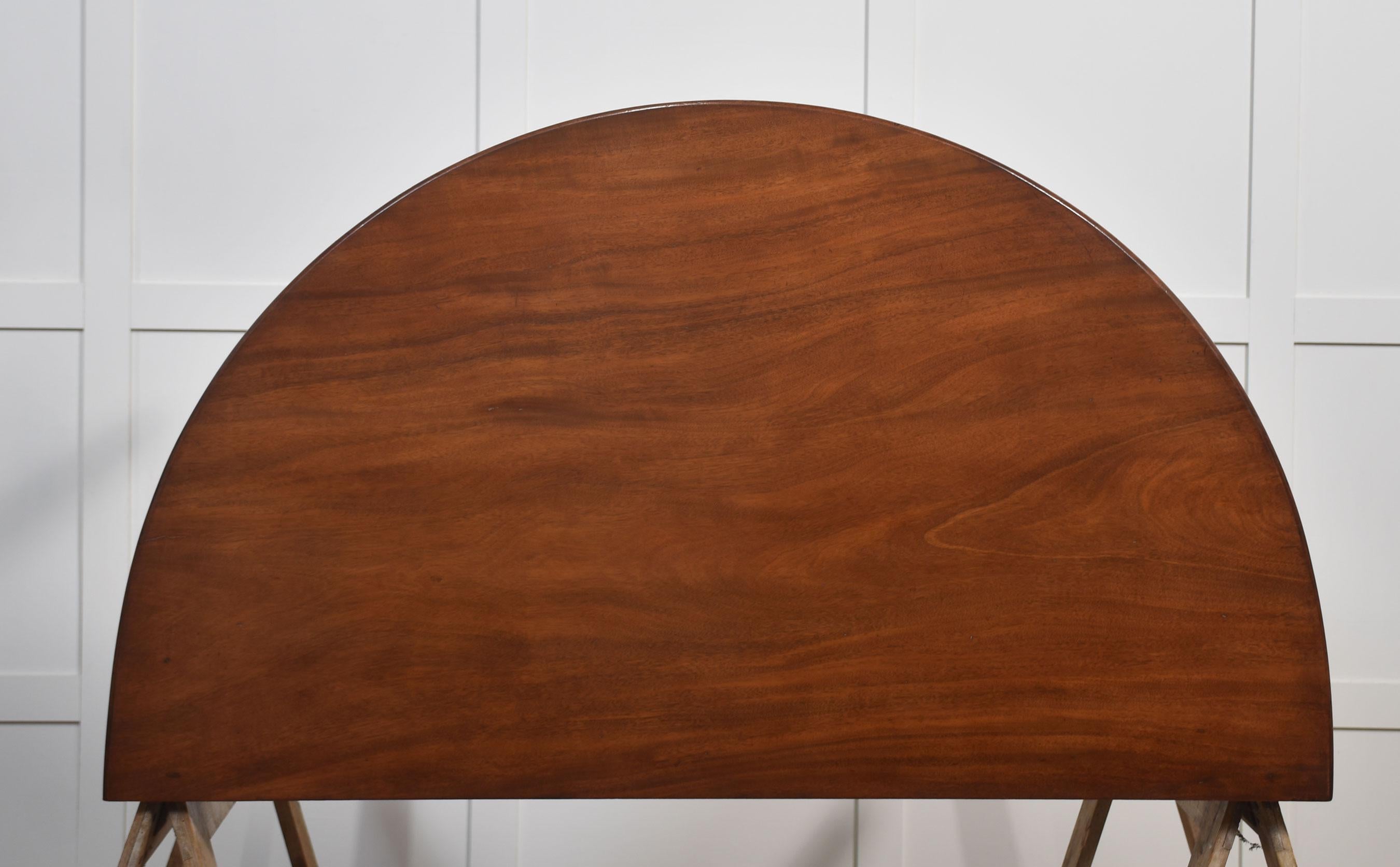 Paire de tables d'entrée en acajou en vente 3