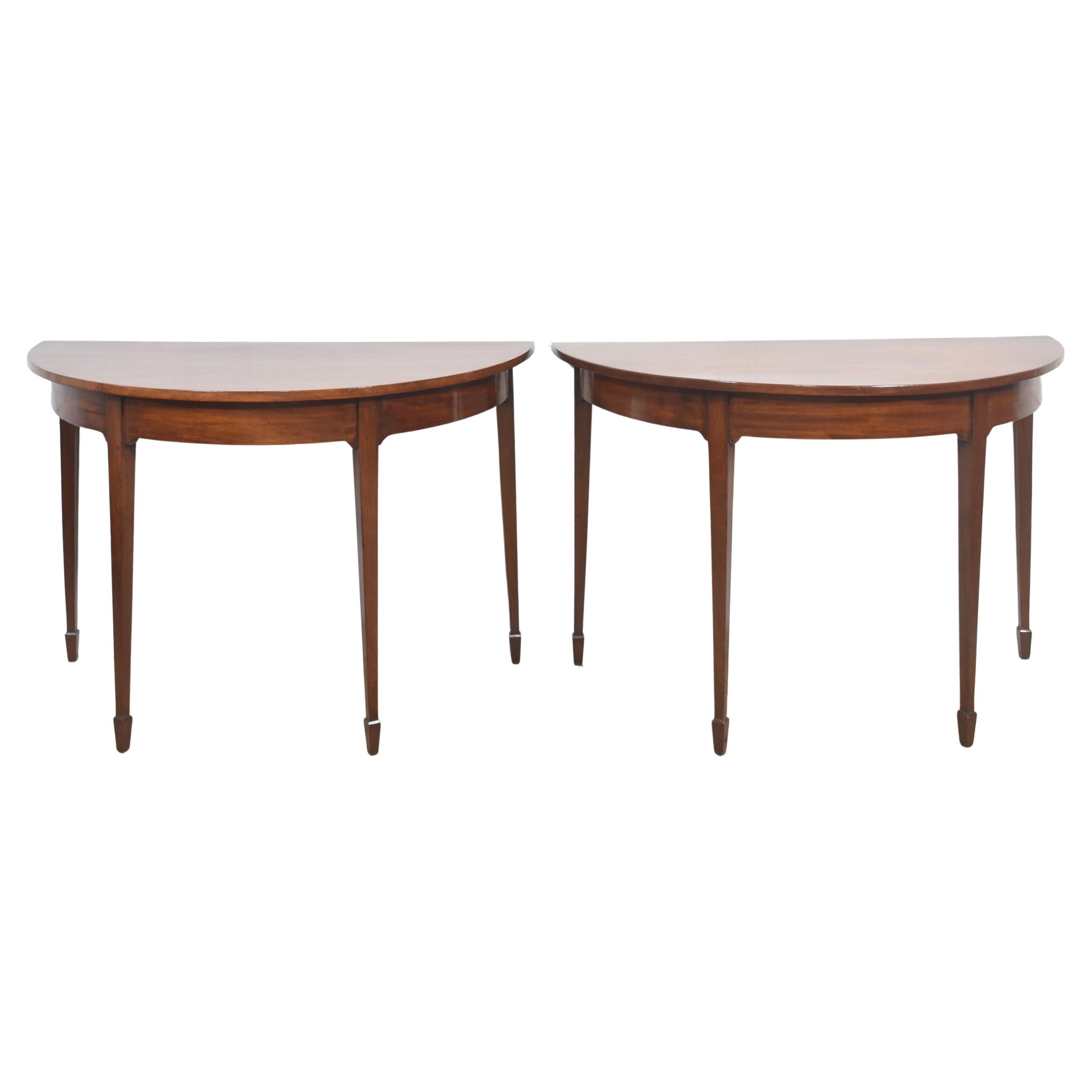Pareja de mesas de salón de caoba