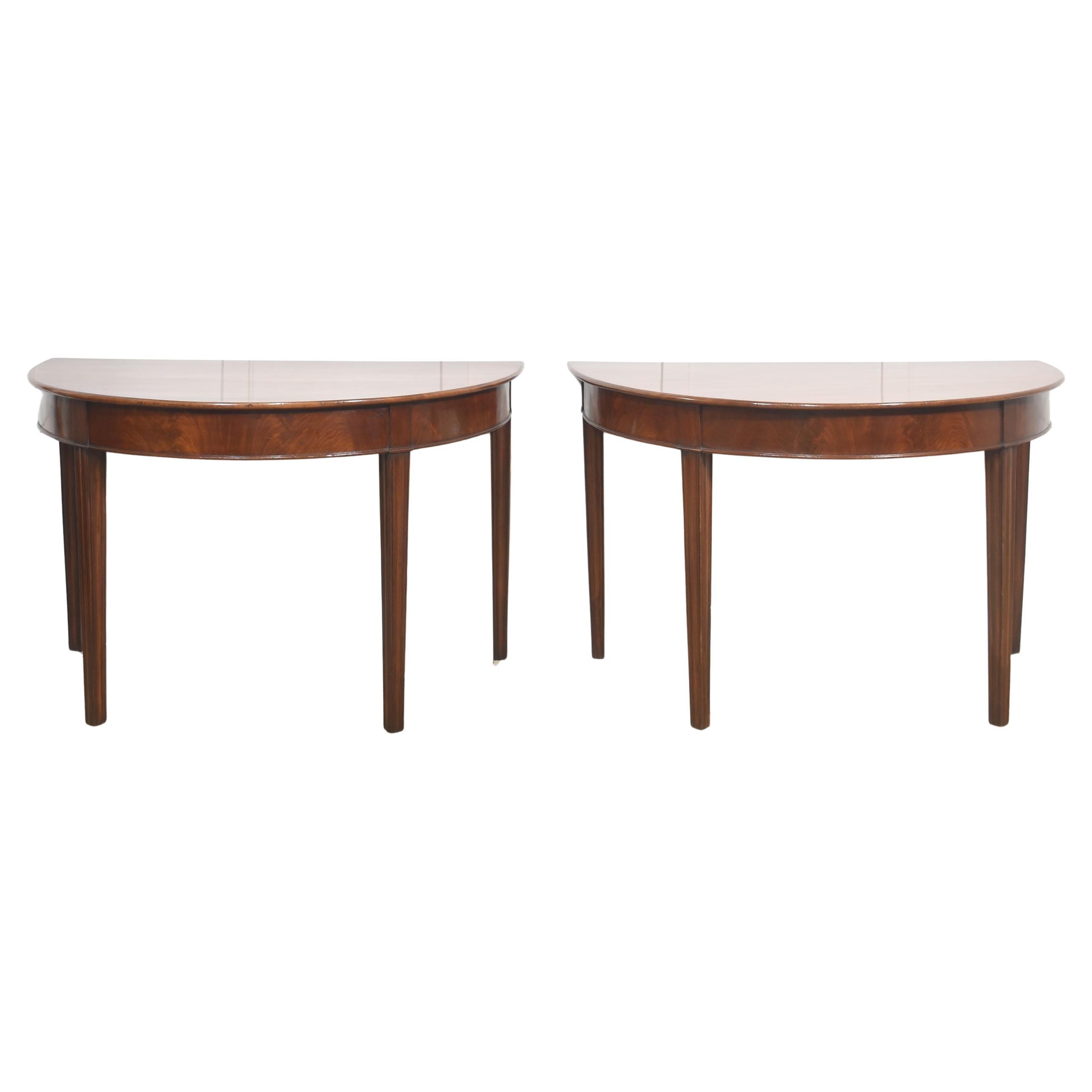 Paire de tables d'entrée en acajou