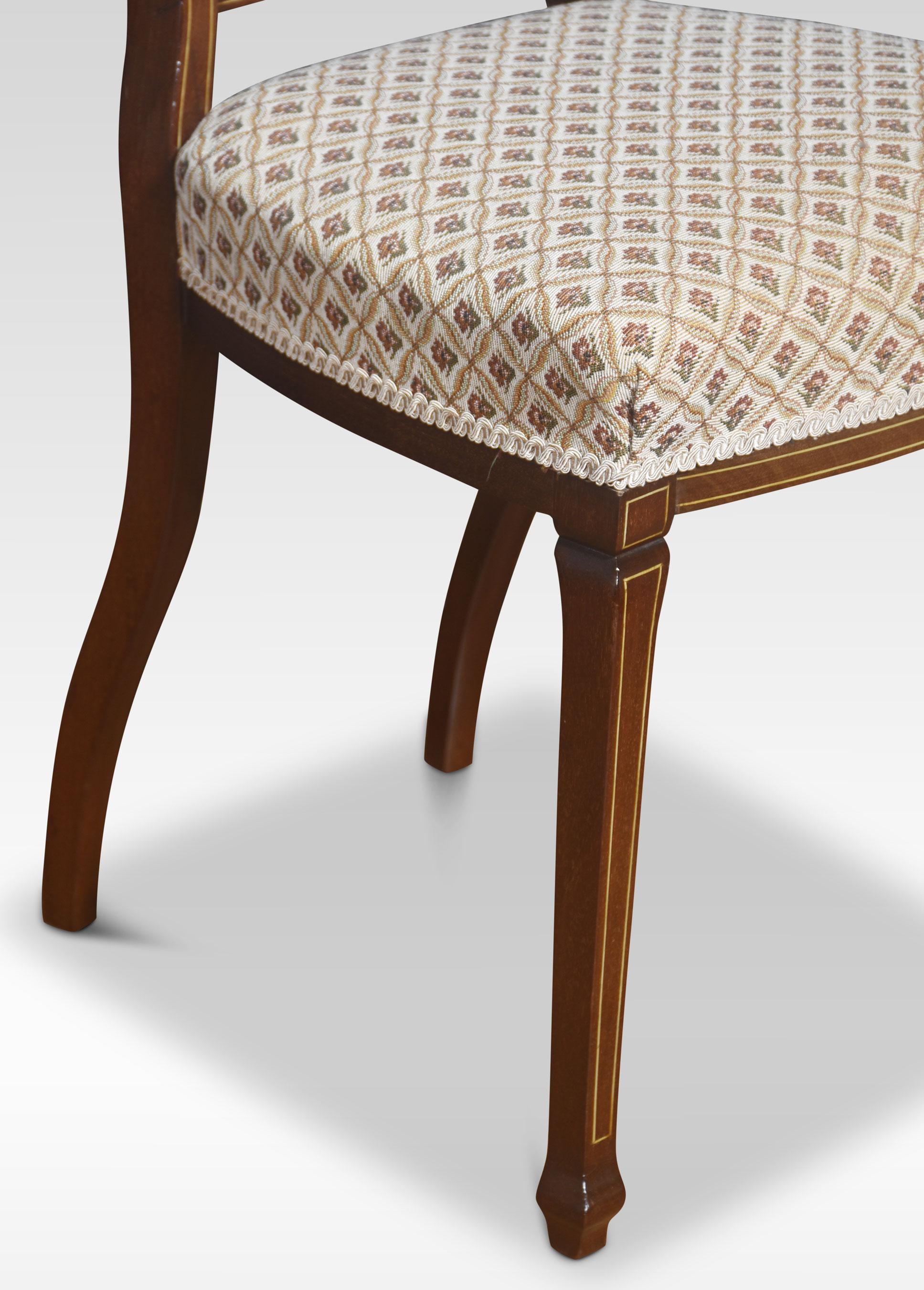 Ein Paar Stühle aus Mahagoni mit Intarsien. Er hat eine geformte Rückenlehne mit feinen Intarsien und eine Einlegearbeit über dem gepolsterten Sitz. Gestützt auf schlanke, sich verjüngende Stützen.
Abmessungen
Höhe 36 Zoll Höhe zum Sitz 19,5