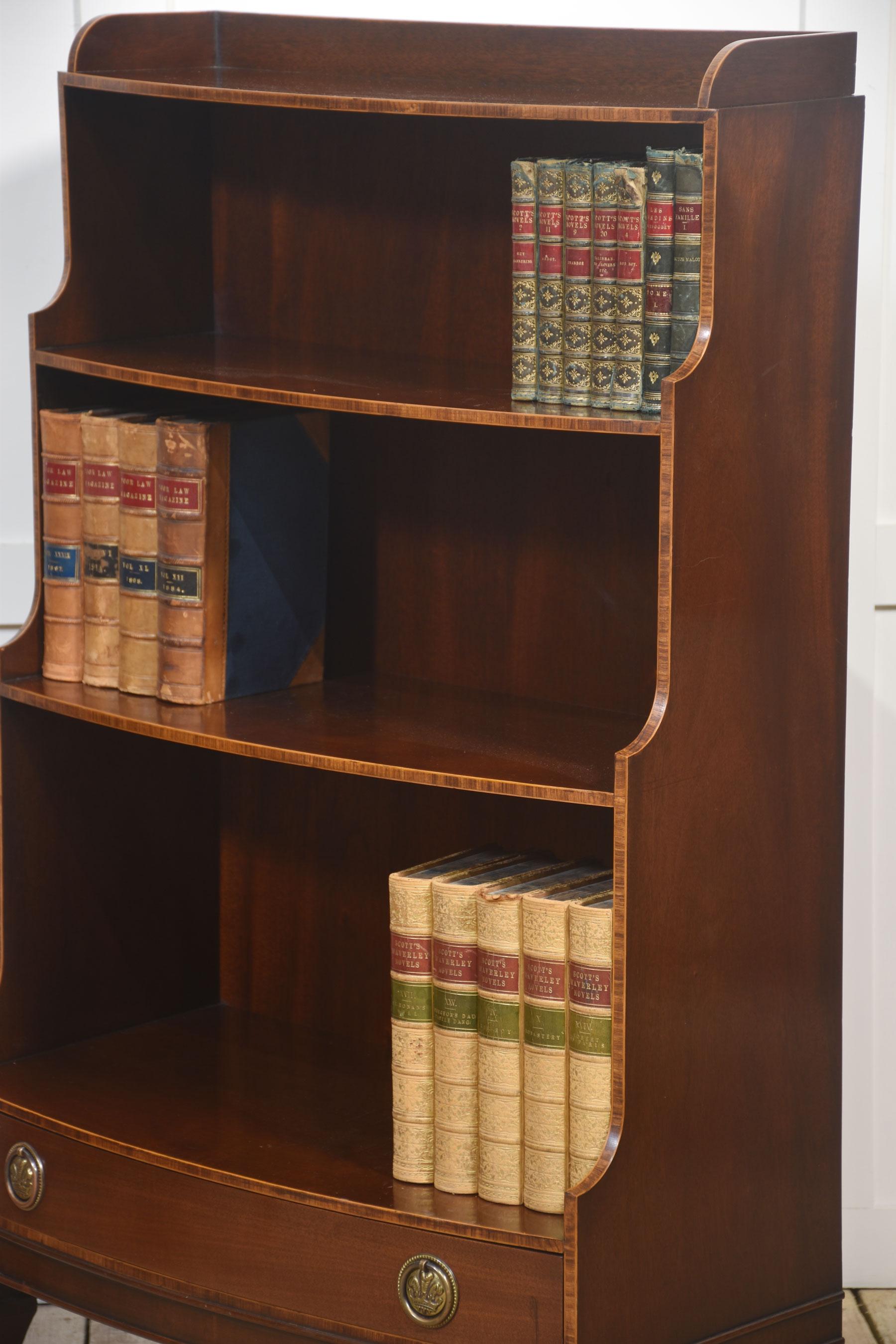 Coppia di librerie a giorno intarsiate in mogano in vendita 4