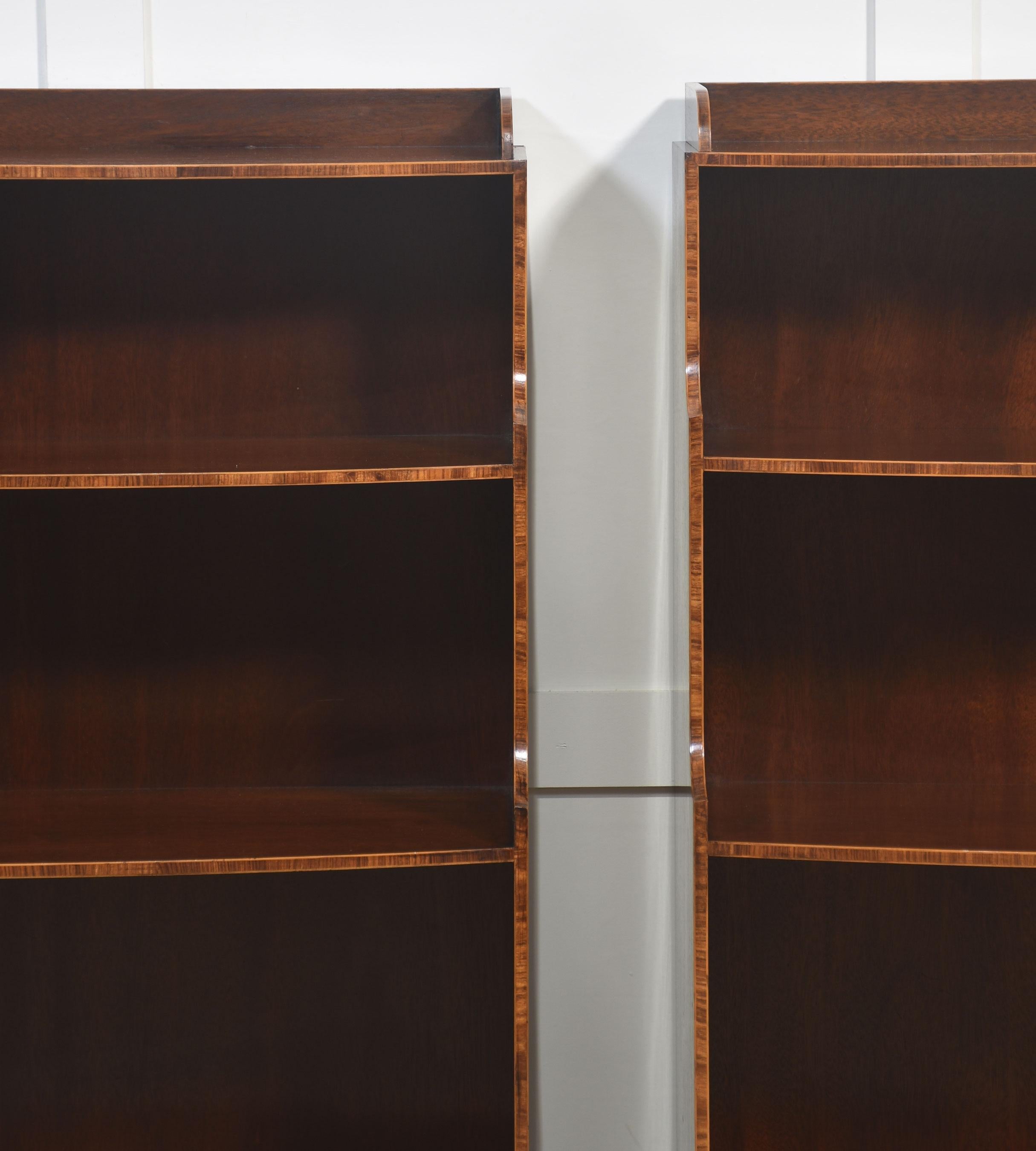 Coppia di librerie a giorno intarsiate in mogano in vendita 9