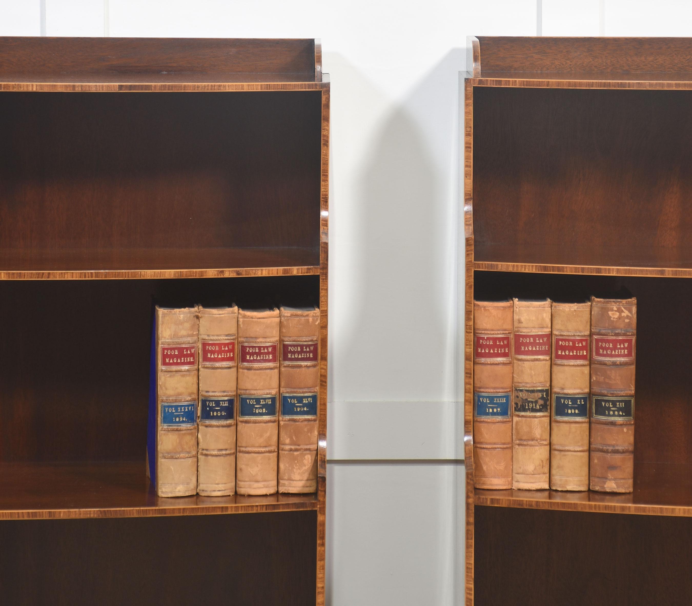 XX secolo Coppia di librerie a giorno intarsiate in mogano in vendita
