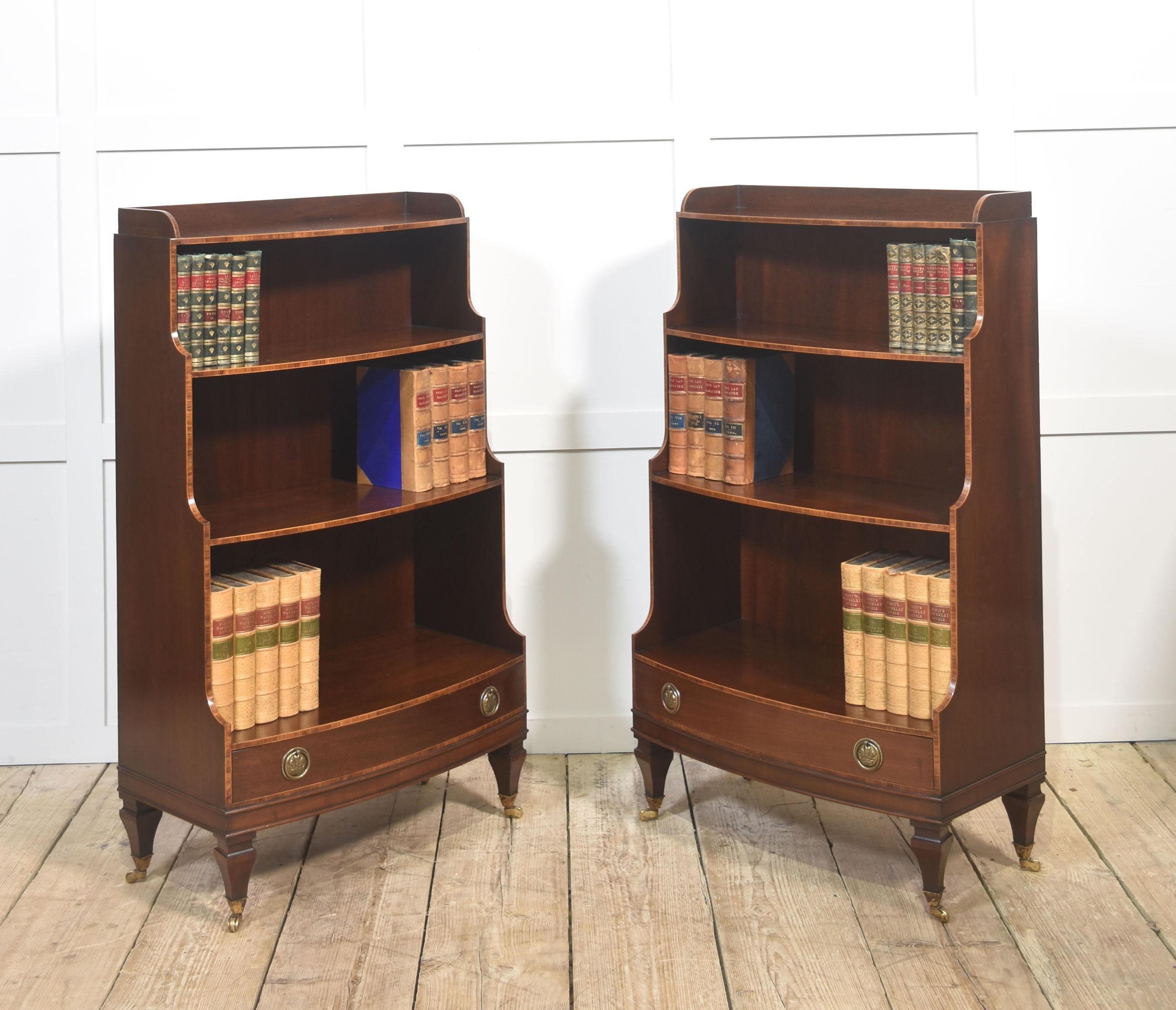 Legno Coppia di librerie a giorno intarsiate in mogano in vendita