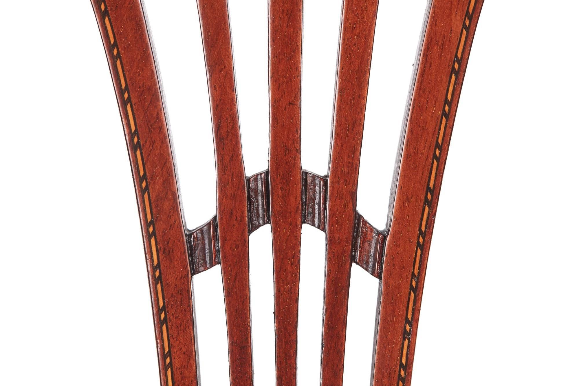 Pair of mahogany inlaid side chairs,with a lovely shaped back, inlaid top rail, pierced splat to the centre, supported by cabriole legs to the front outswept back legs
Lovely color and condition
Measures: 18