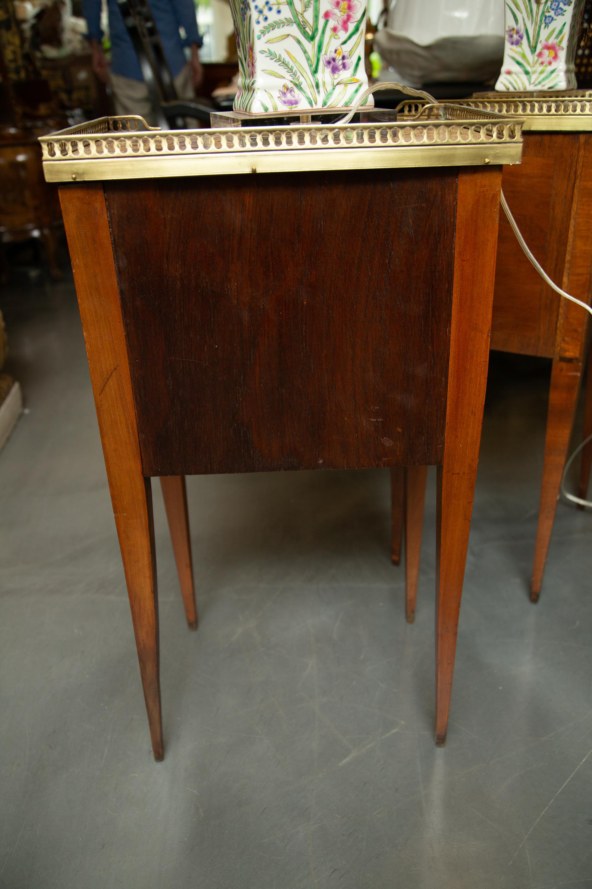 Beistelltische aus Mahagoni im Louis-XVI.-Stil, Paar (Messing) im Angebot