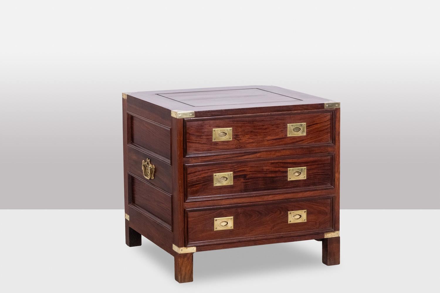 Pair of mahogany marine chests of drawers, opening with two drawers on the front. Handles and spandrels in gilded brass.

English work realized in the 1950s.

Dimensions: H 59 x W 61 x D 61 cm