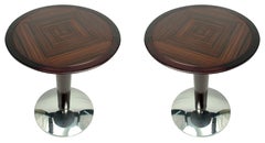 Paire de tables d'appoint en marqueterie d'acajou avec base chromée