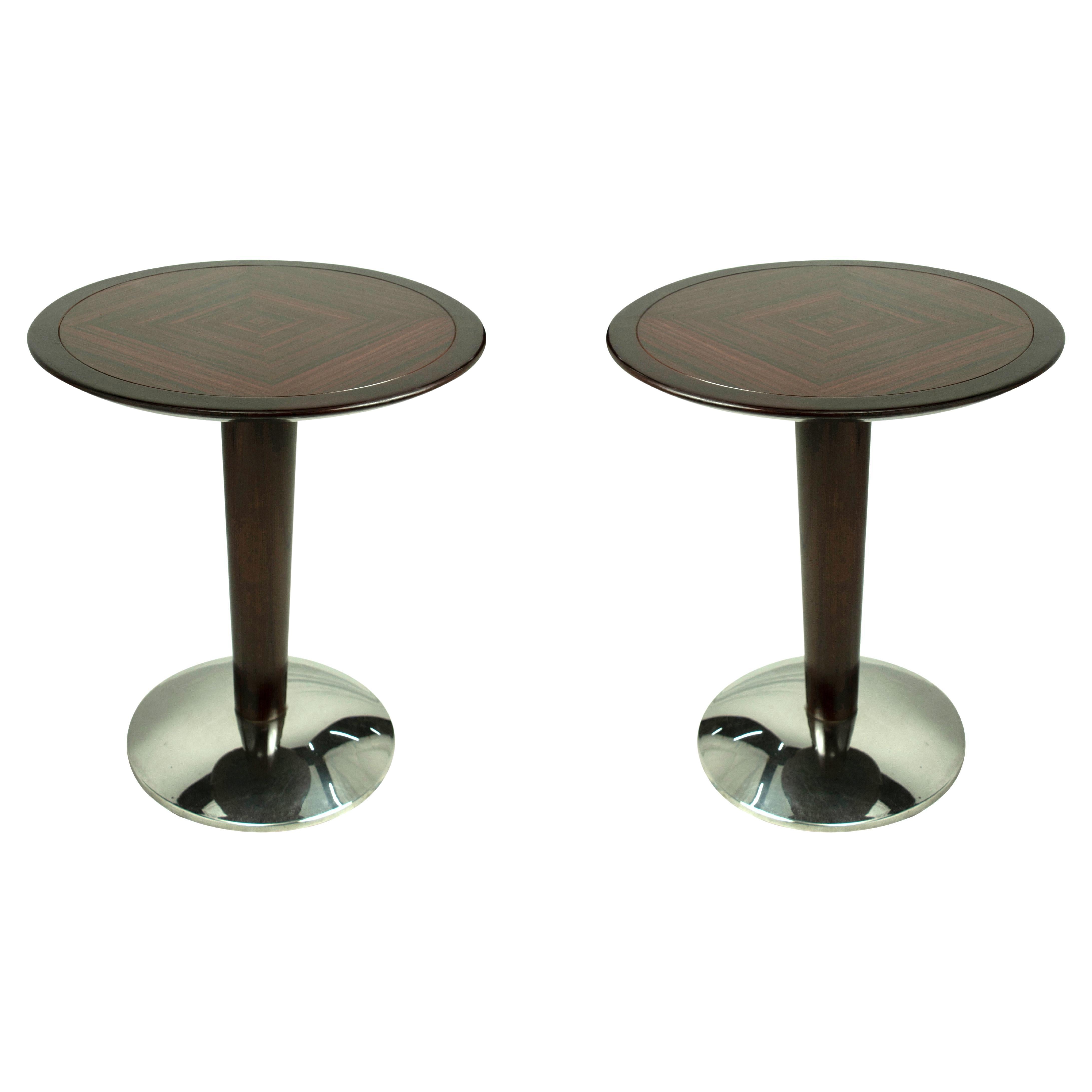 Paire de tables d'appoint en marqueterie d'acajou avec base chromée