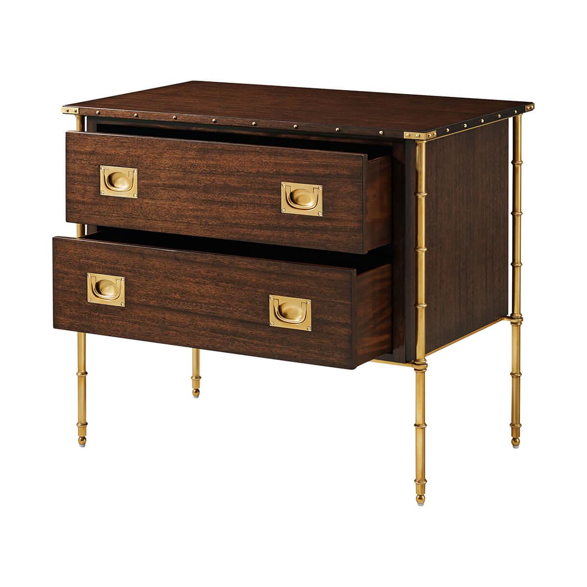Mid-Century moderno Coppia di comodini in mogano della metà del secolo scorso in vendita