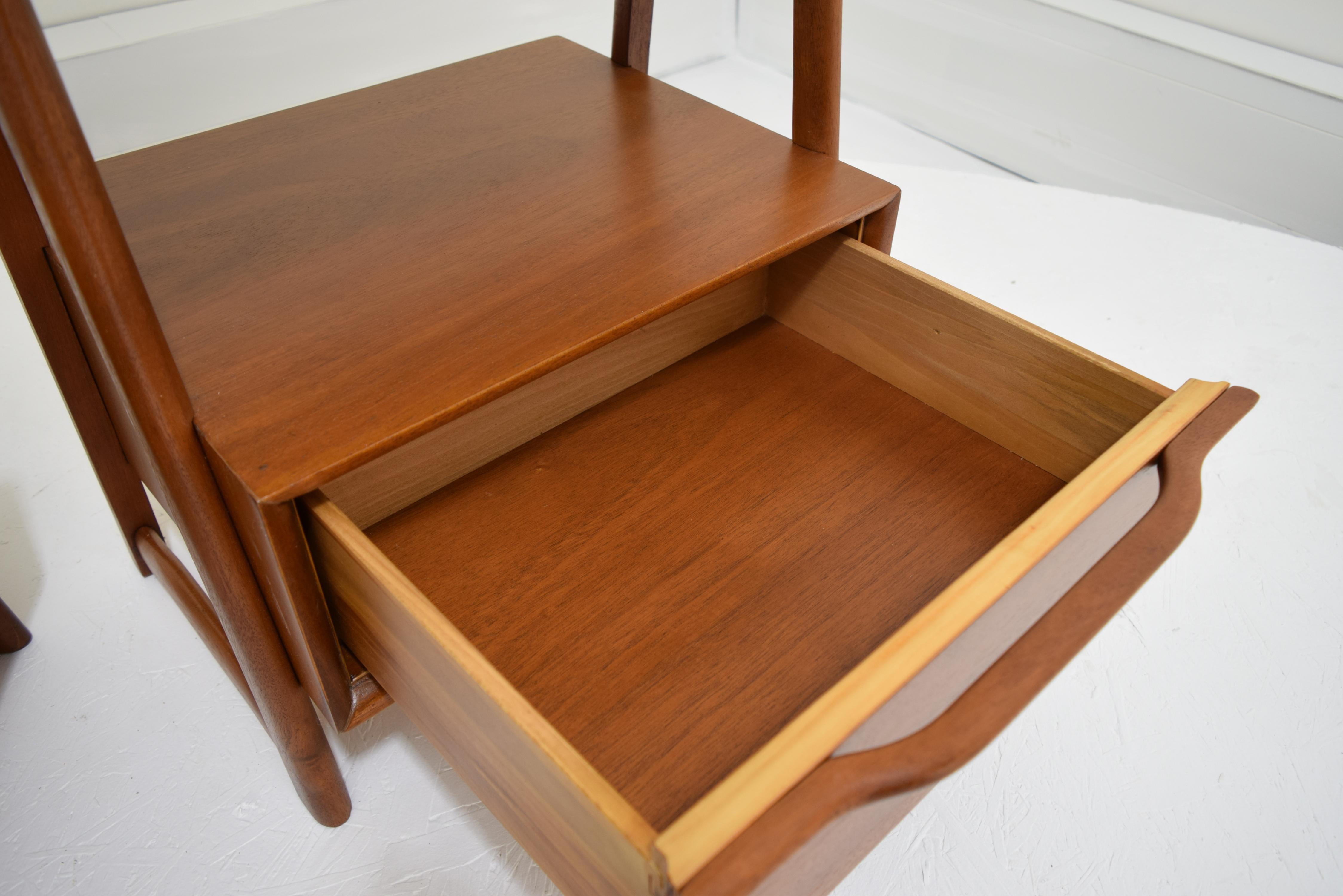 Mid-Century Modern Pair of Mahogany Nightstands or End Table by Hickory Manufacturing
