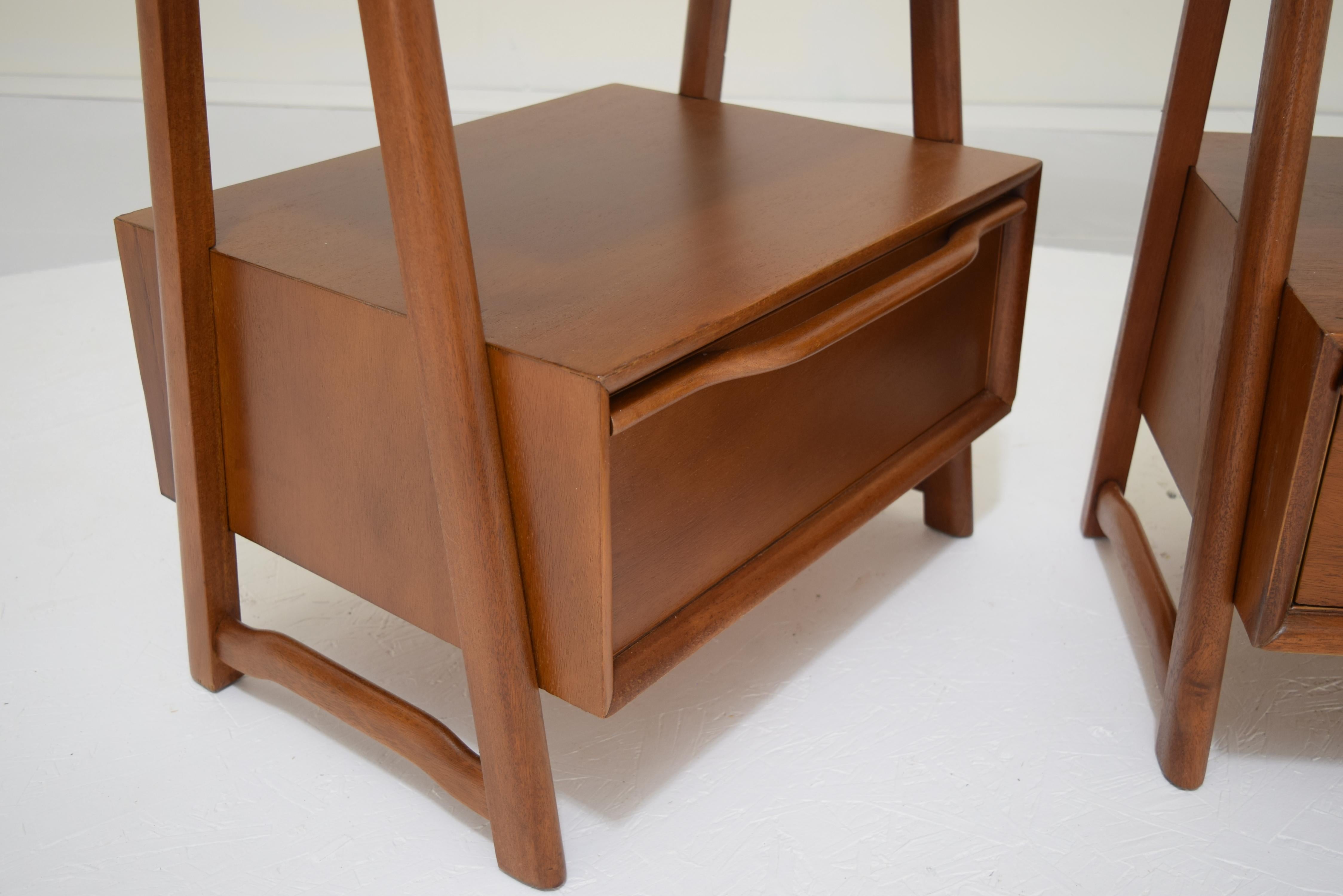 Pair of Mahogany Nightstands or End Table by Hickory Manufacturing 2