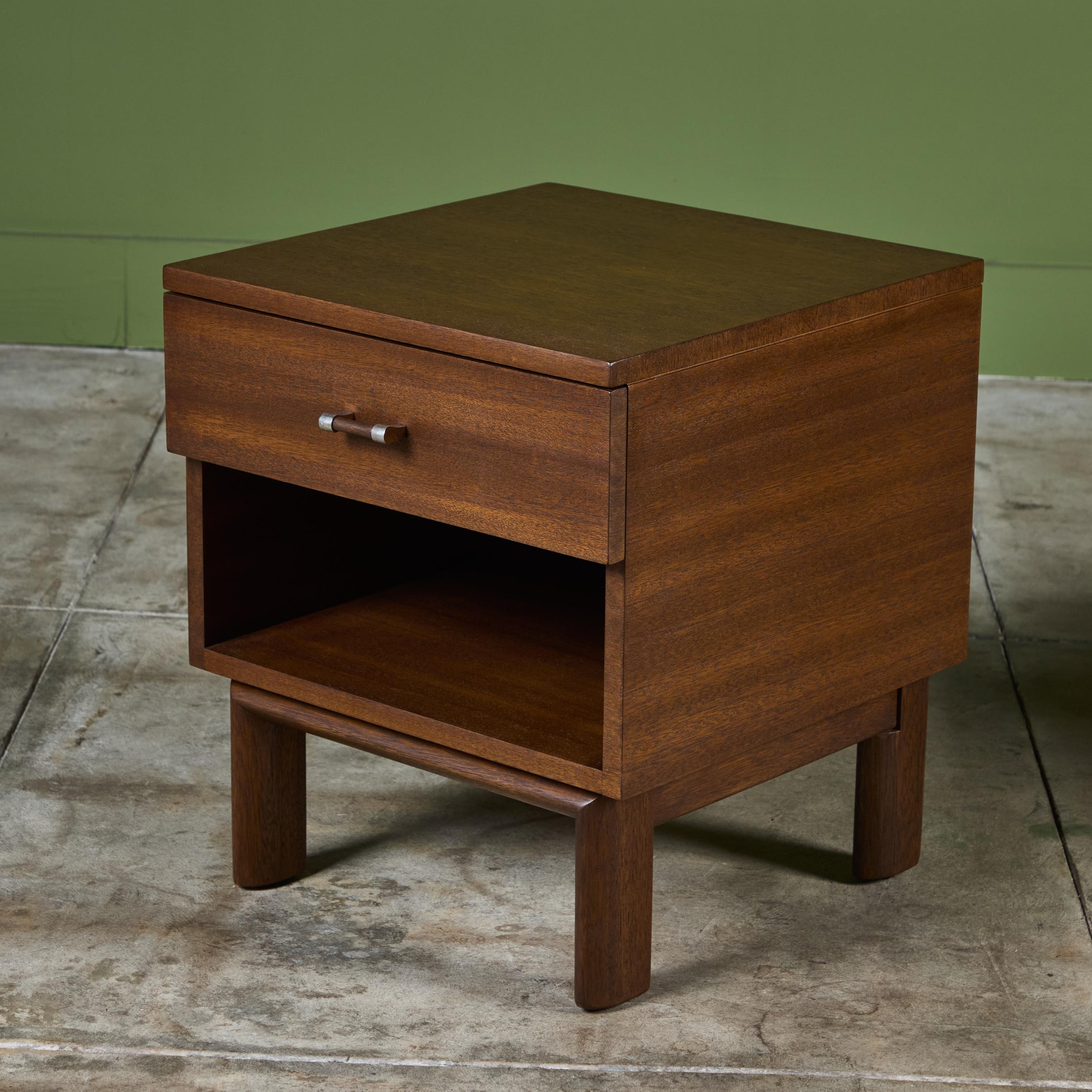 Pareja de mesillas de noche de caoba de John Keal para Brown Saltman en venta 3