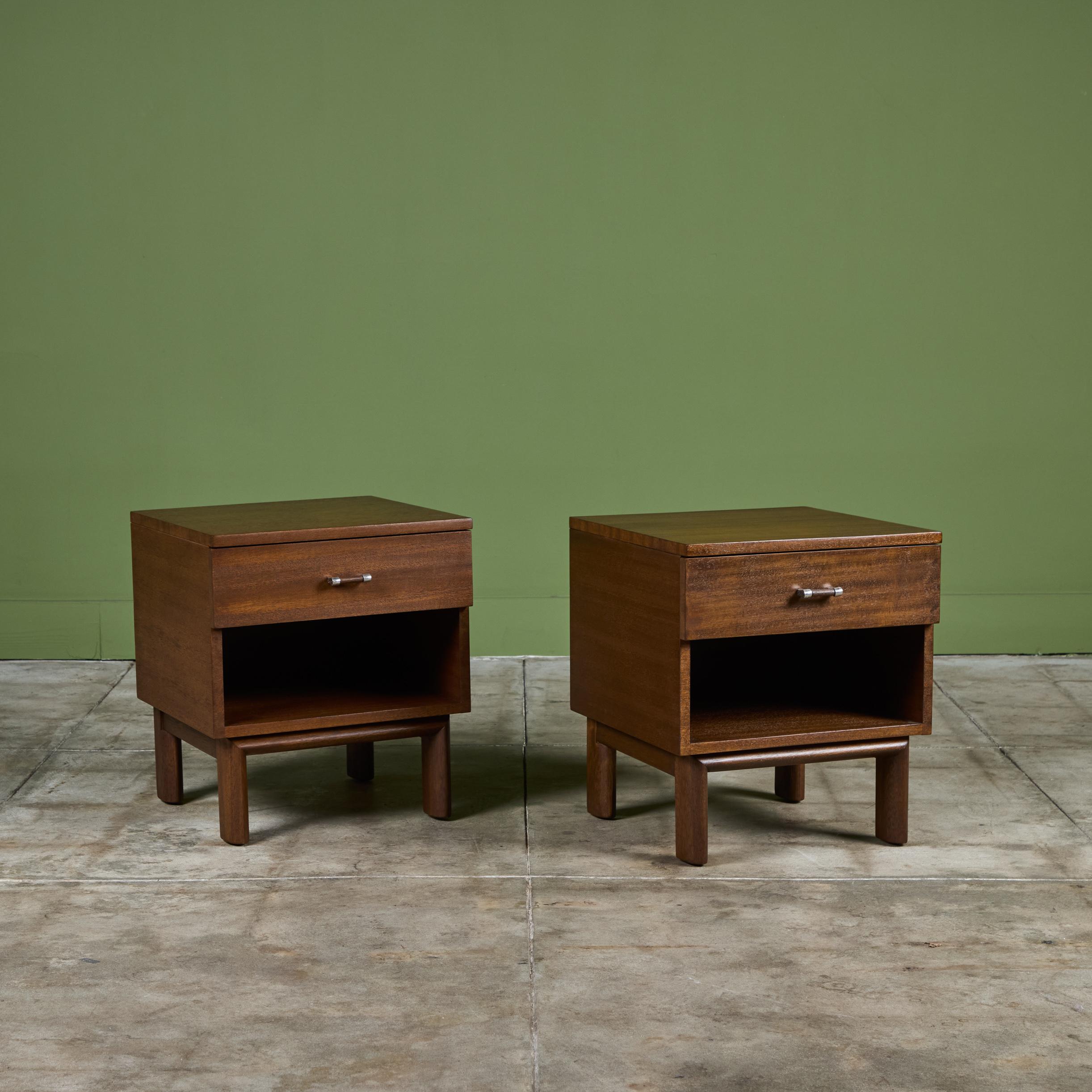 Pareja de mesillas de noche de caoba de John Keal para Brown Saltman Estadounidense en venta