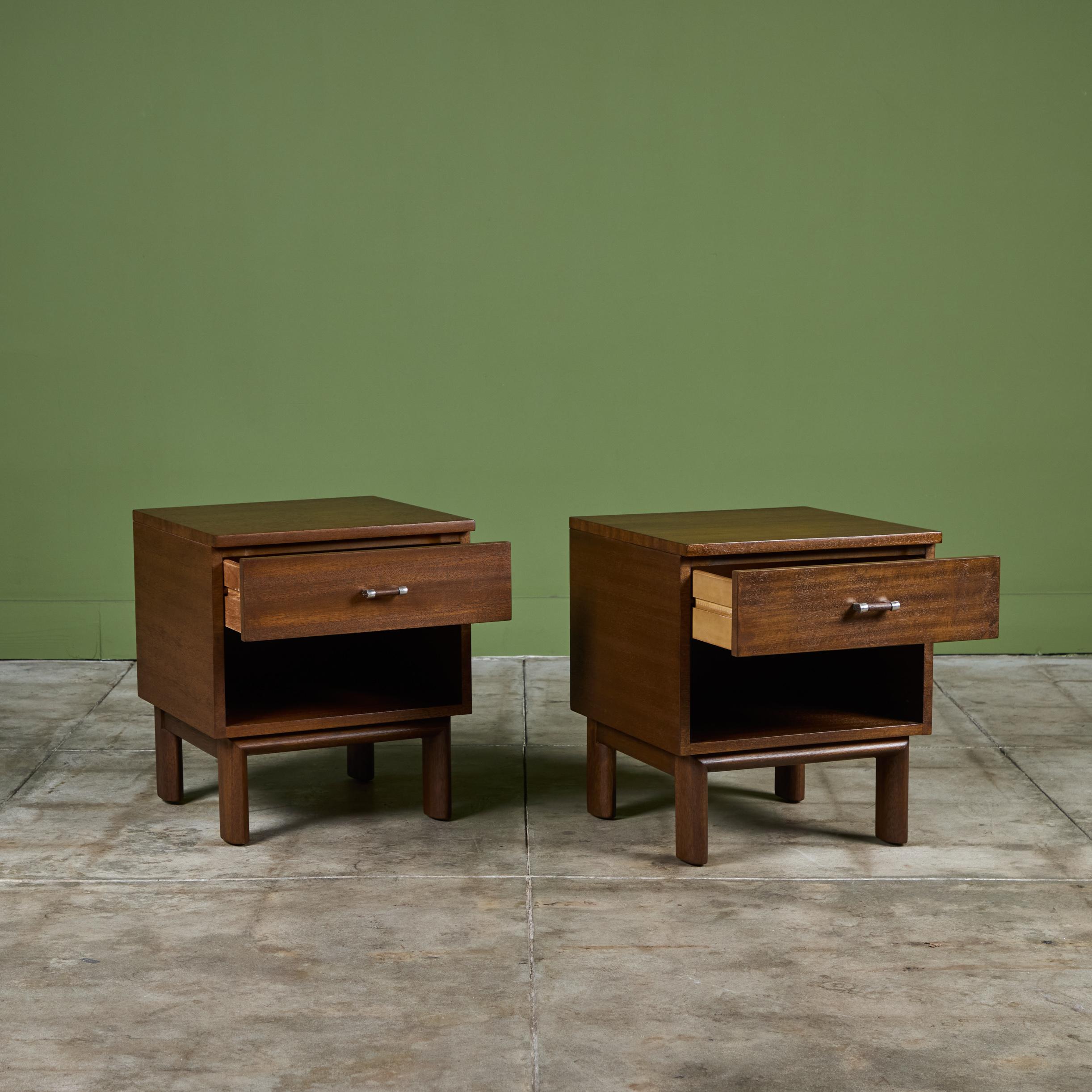 Pareja de mesillas de noche de caoba de John Keal para Brown Saltman en Excelente estado para la venta en Los Angeles, CA