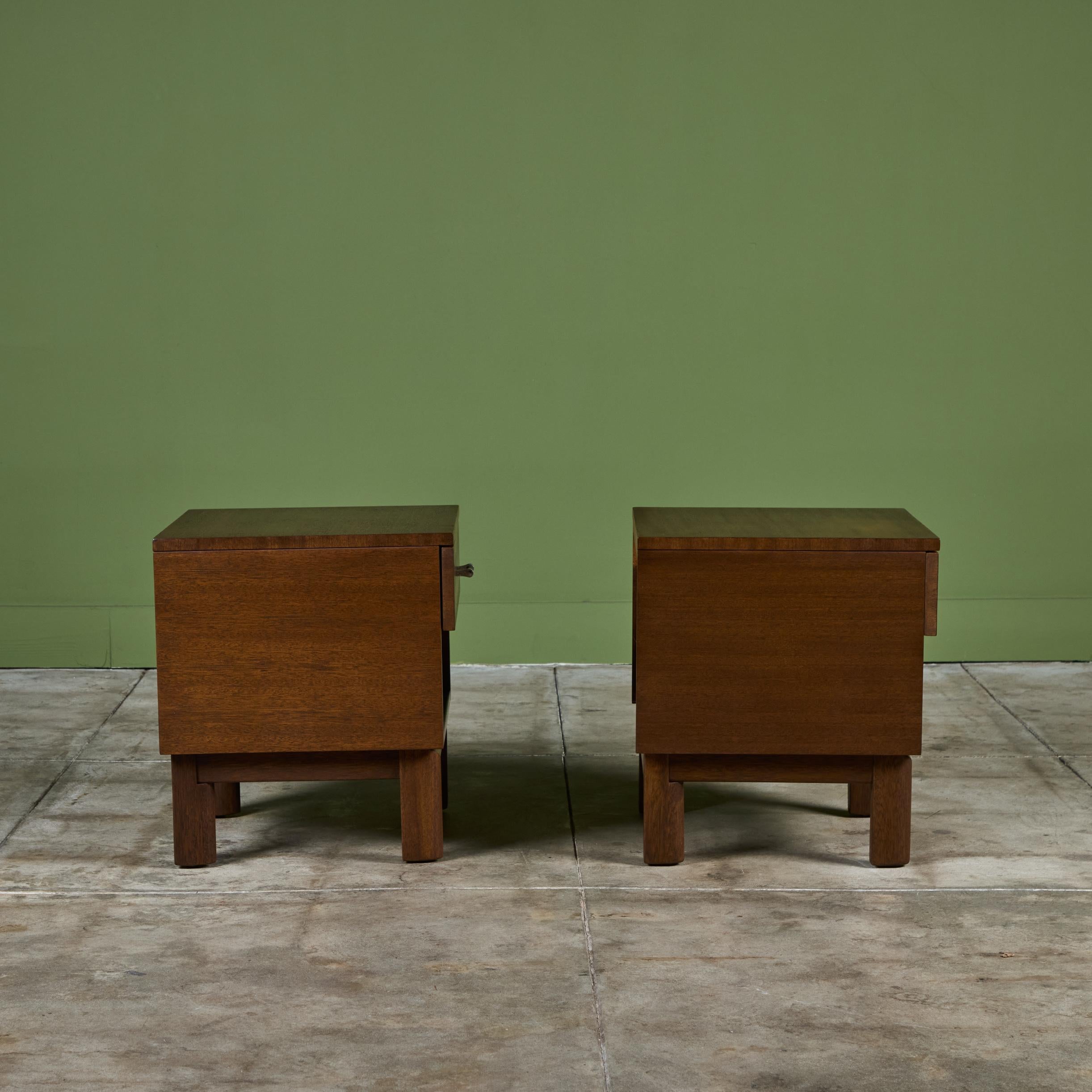 Pareja de mesillas de noche de caoba de John Keal para Brown Saltman mediados del siglo XX en venta
