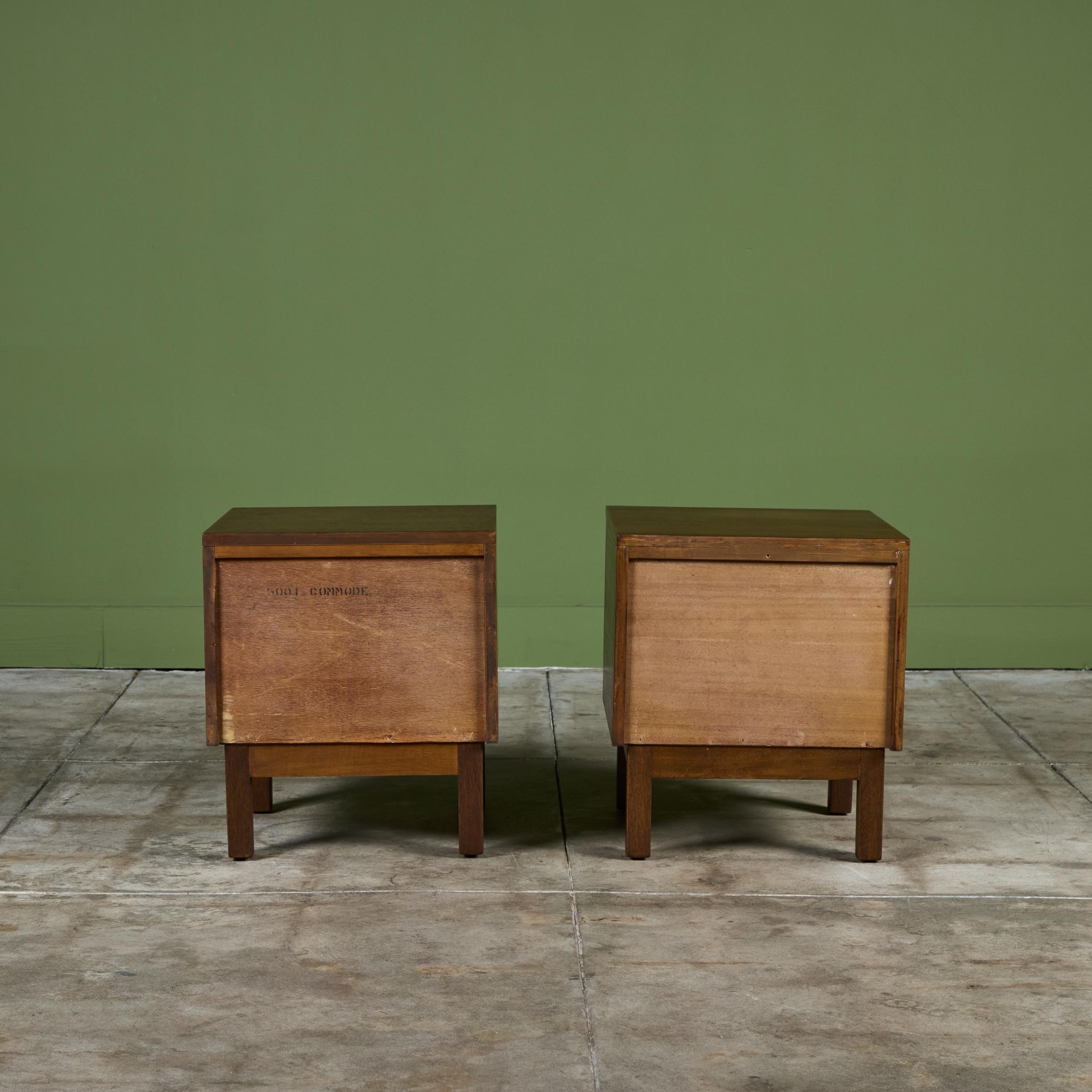 Pareja de mesillas de noche de caoba de John Keal para Brown Saltman Níquel en venta