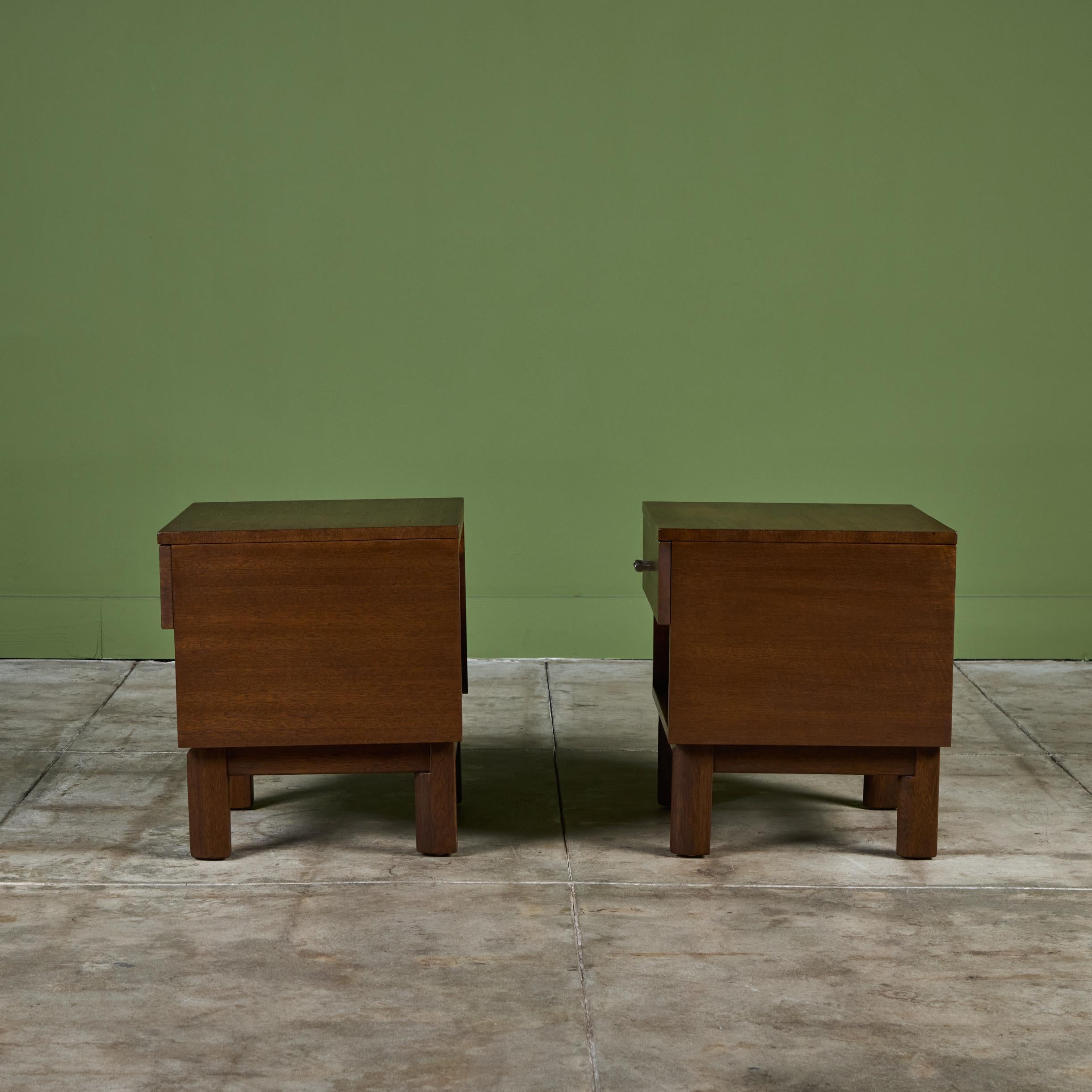 Pareja de mesillas de noche de caoba de John Keal para Brown Saltman en venta 1