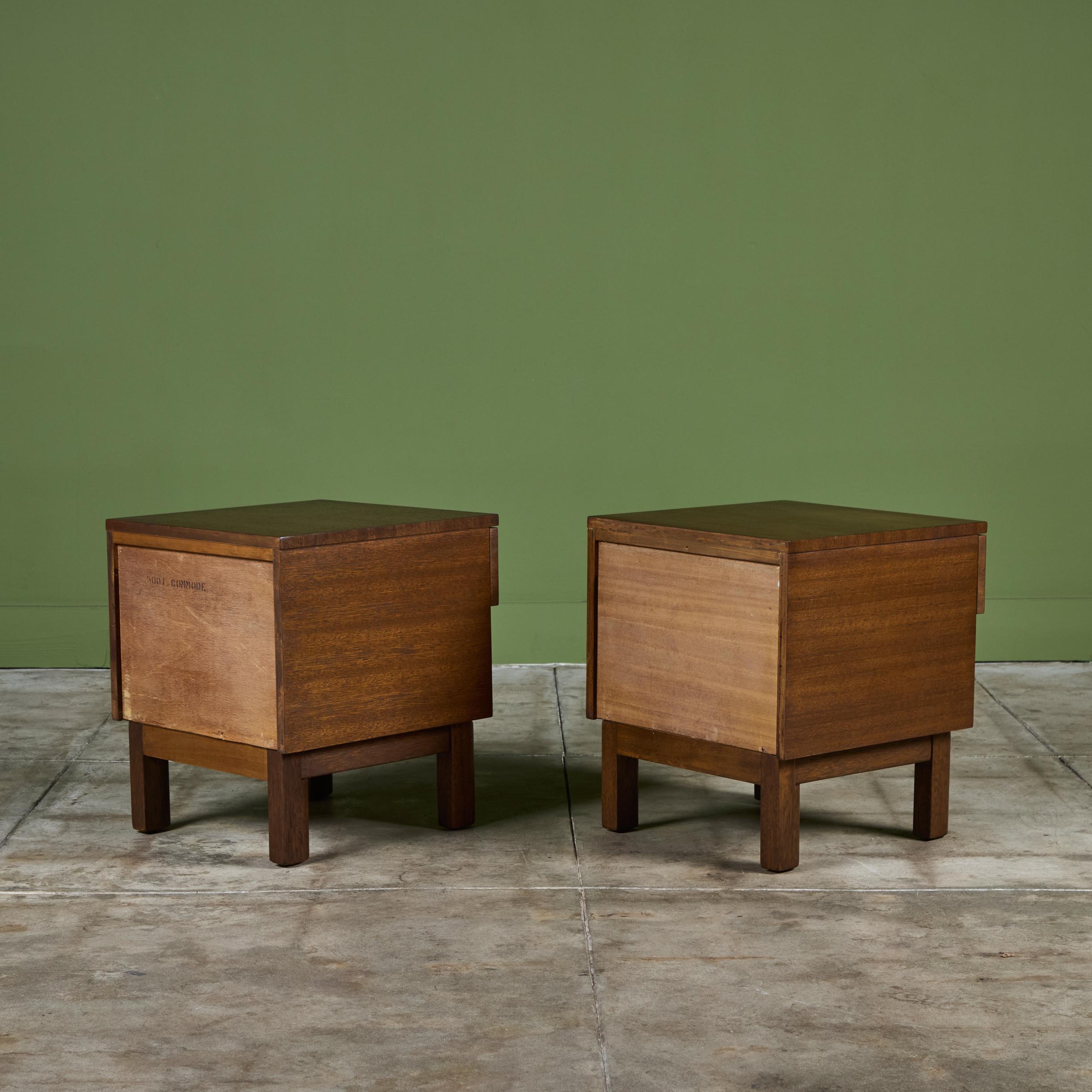 Pareja de mesillas de noche de caoba de John Keal para Brown Saltman en venta 2