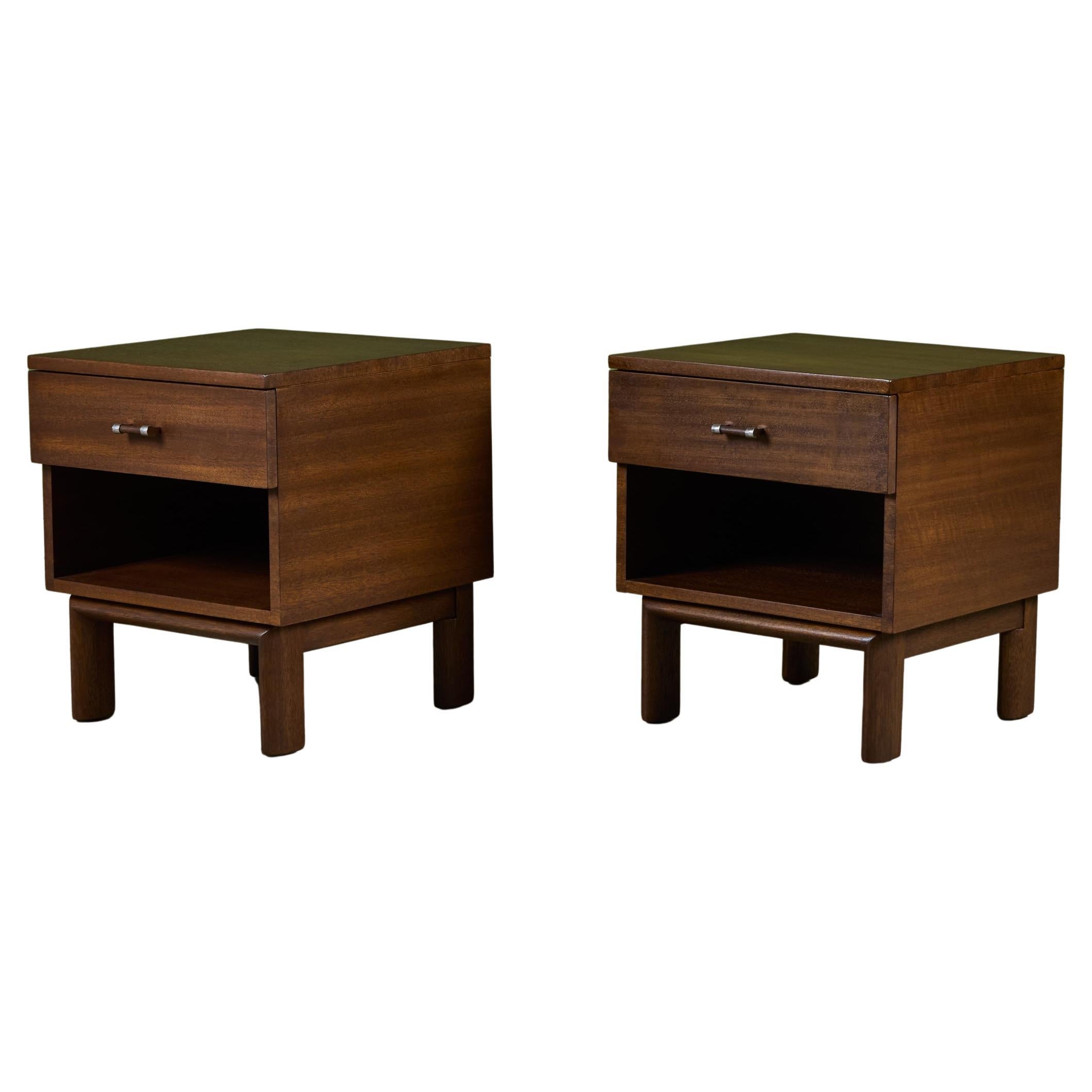 Pareja de mesillas de noche de caoba de John Keal para Brown Saltman