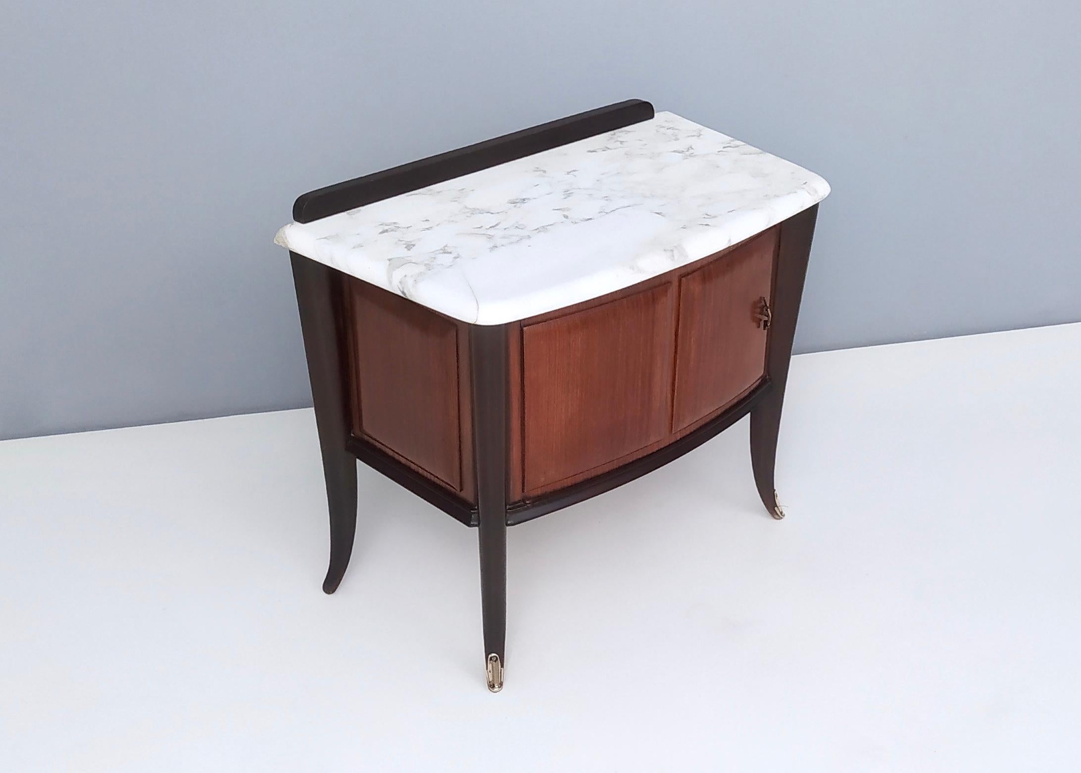 Pair of Vintage Walnut Nightstands Produced by Dassi with Carrara Marble Top In Good Condition In Bresso, Lombardy