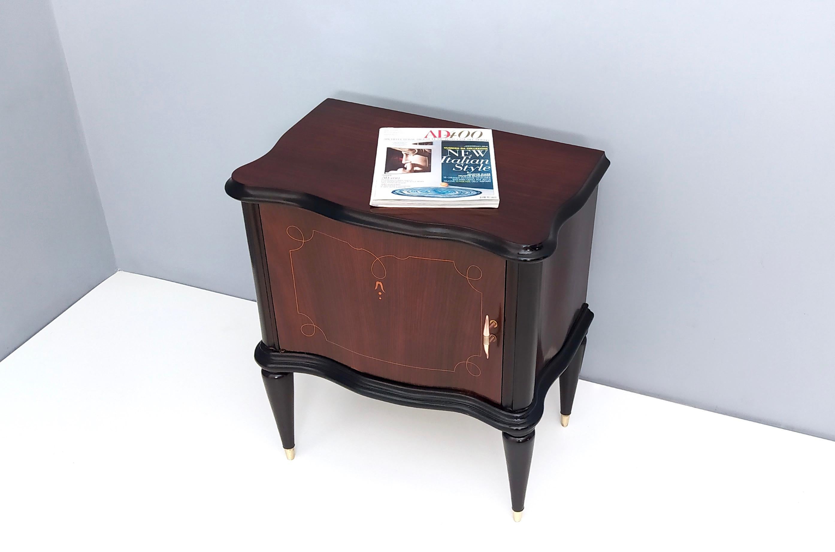 Italian Pair of Vintage Walnut Nightstands with in the Style of Tomaso Buzzi, Italy For Sale