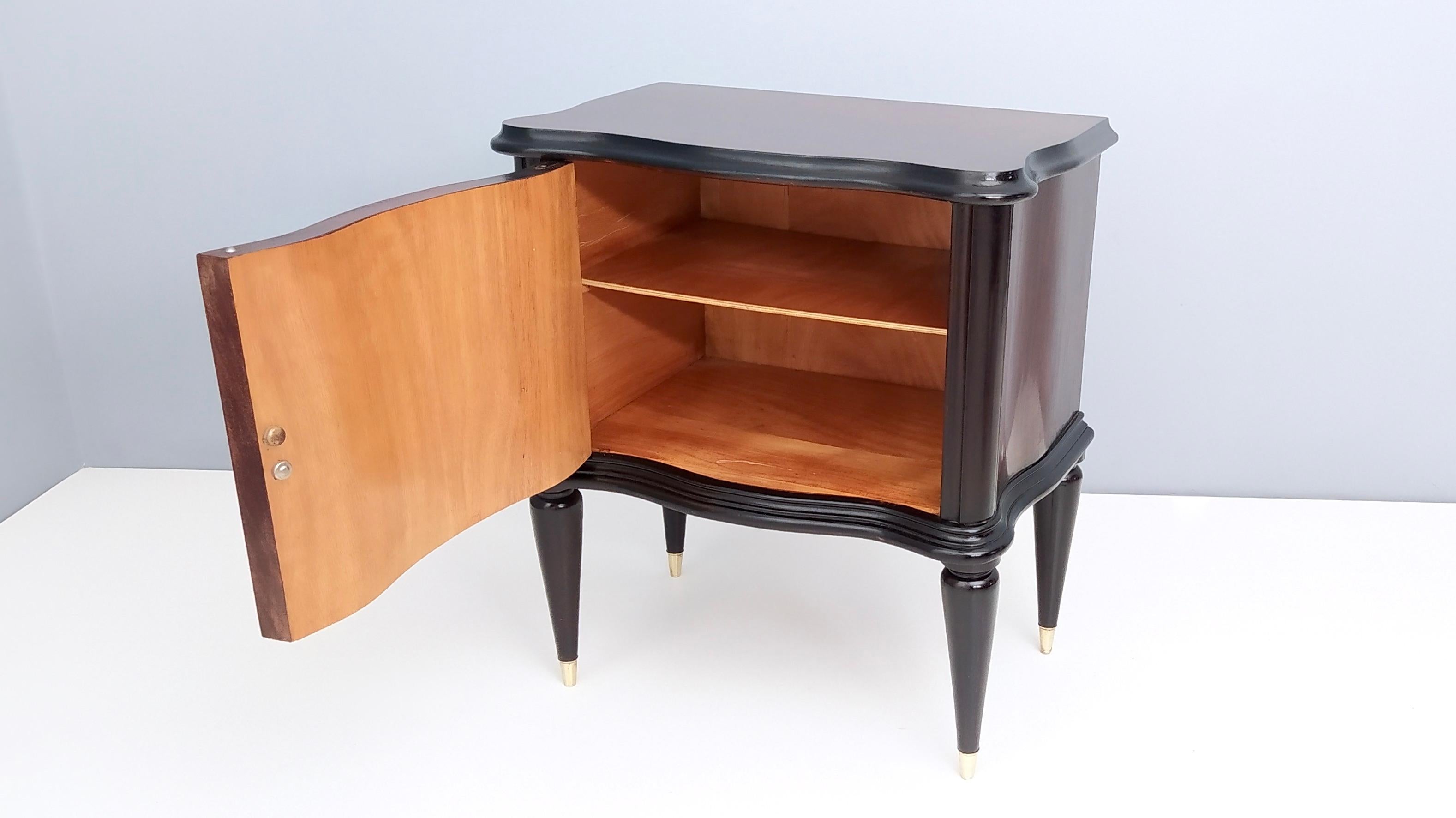 Mid-20th Century Pair of Vintage Walnut Nightstands with in the Style of Tomaso Buzzi, Italy For Sale