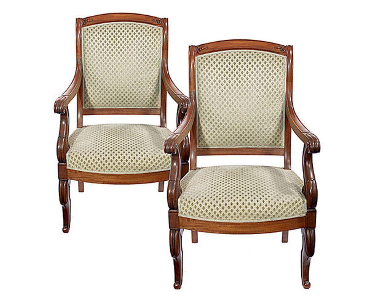 A pair of mahogany open arm armchairs with carved bell flowers to the moulded back rail and scrolled arms and supports to each side.
The whole supported on cabriole legs with knob feet to the front and square out swept legs to the back.
