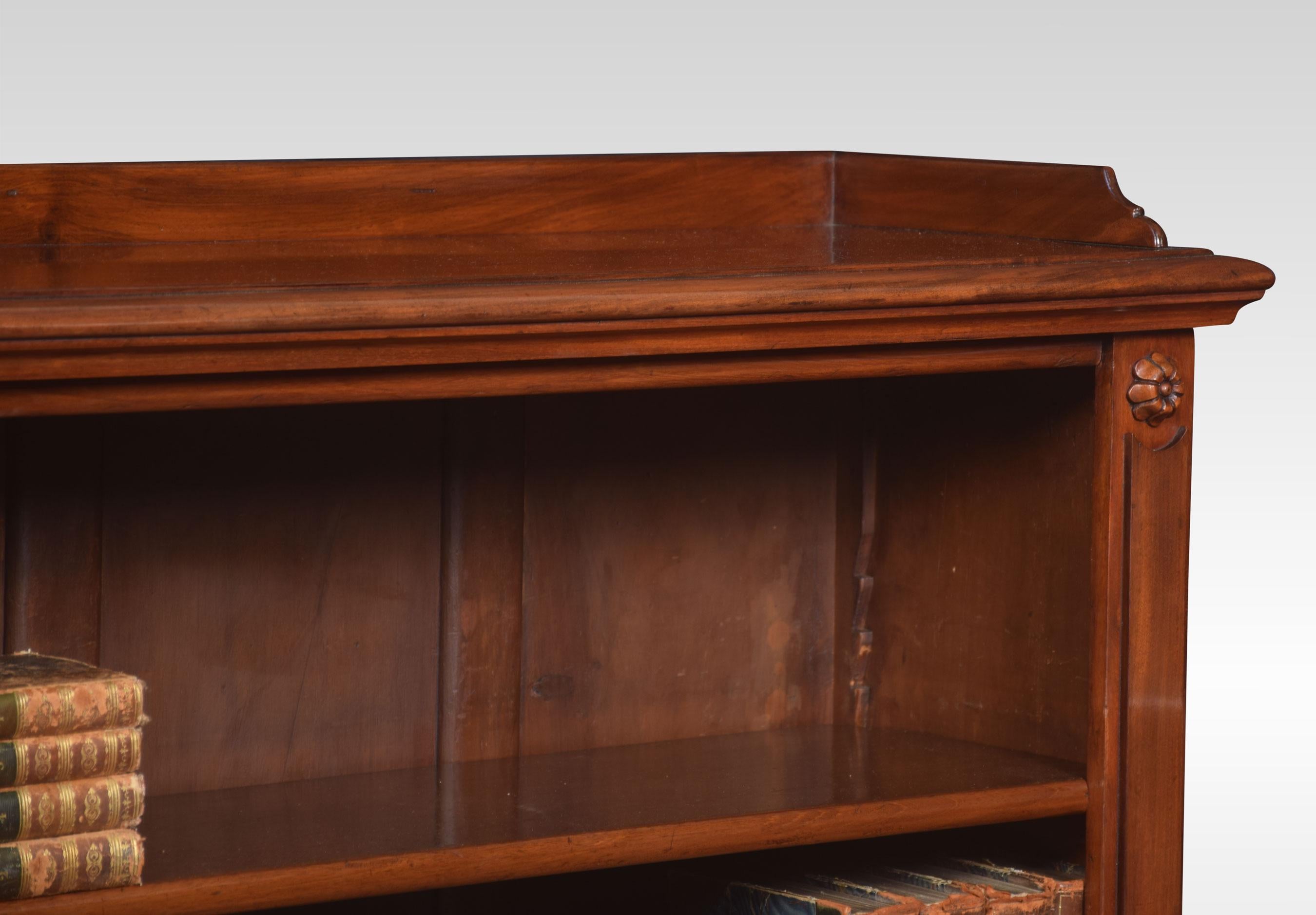Pair of mahogany open bookcases, the raised three-quarter galleries above a large rectangular top with a moulded edge. The bookcases having two adjustable shelves enclosed by carved columns. all raised up on a plinth base
Dimensions
Height 43