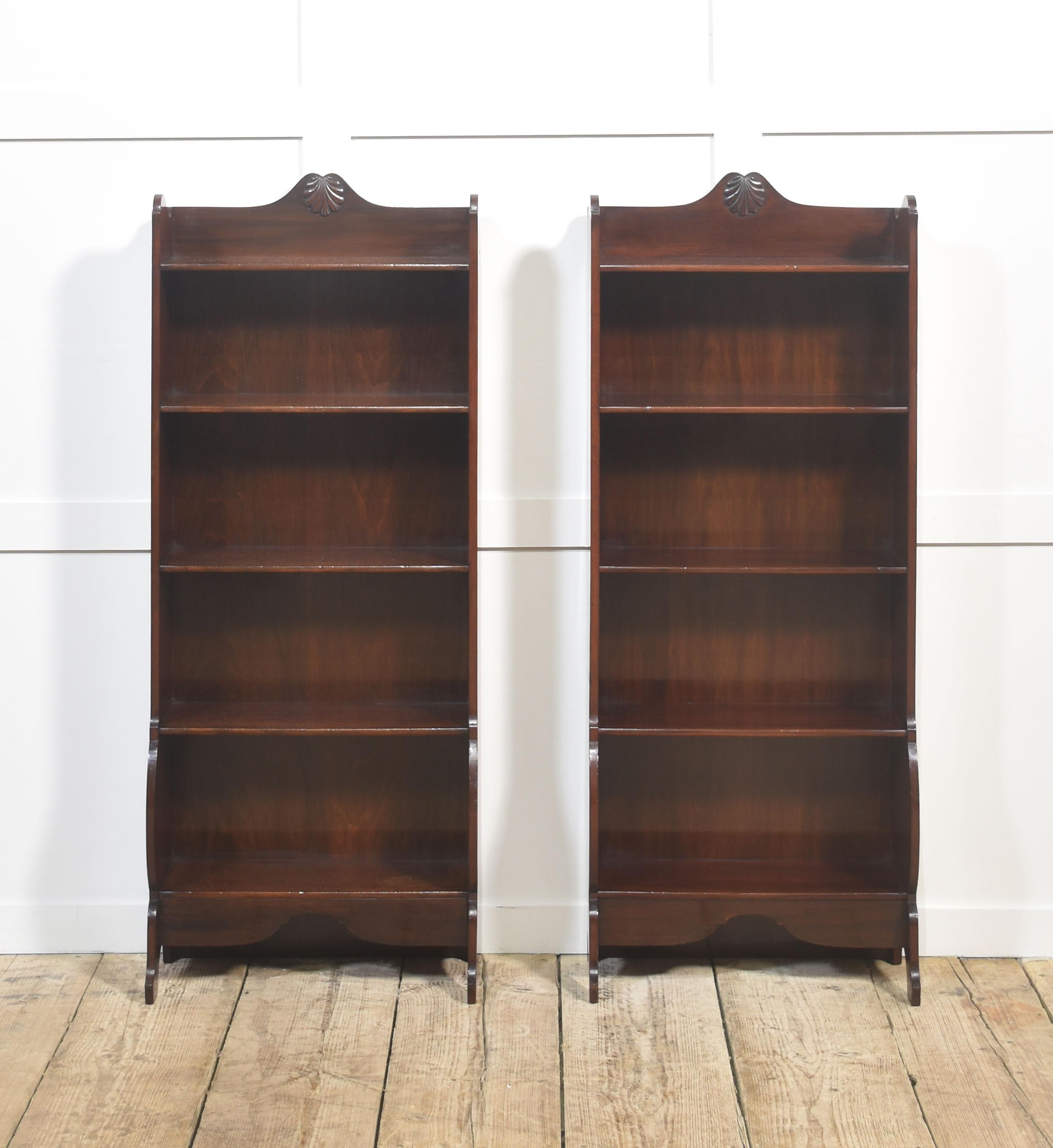 Cette élégante paire de bibliothèques ouvertes en acajou témoigne d'un savoir-faire intemporel et d'un design classique. Chaque bibliothèque comporte quatre étagères fixes, offrant ainsi un espace suffisant pour exposer des livres ou des objets
