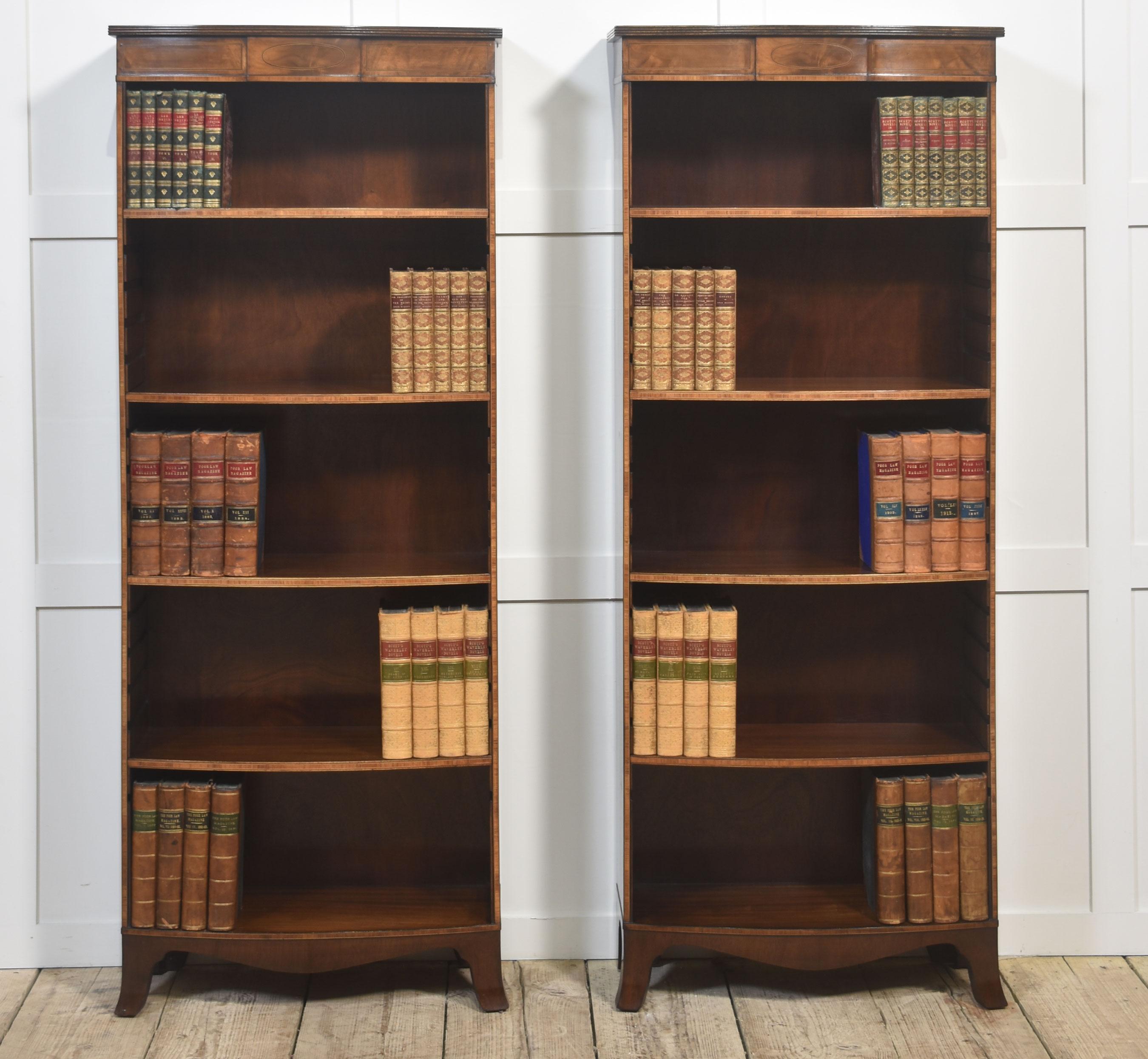 Una bonita pareja de librerías abiertas de caoba de principios del siglo XX, que muestran una artesanía intemporal y un diseño clásico. Cada librería presenta un rico y cálido acabado de caoba con finas vetas que resaltan la belleza natural de la