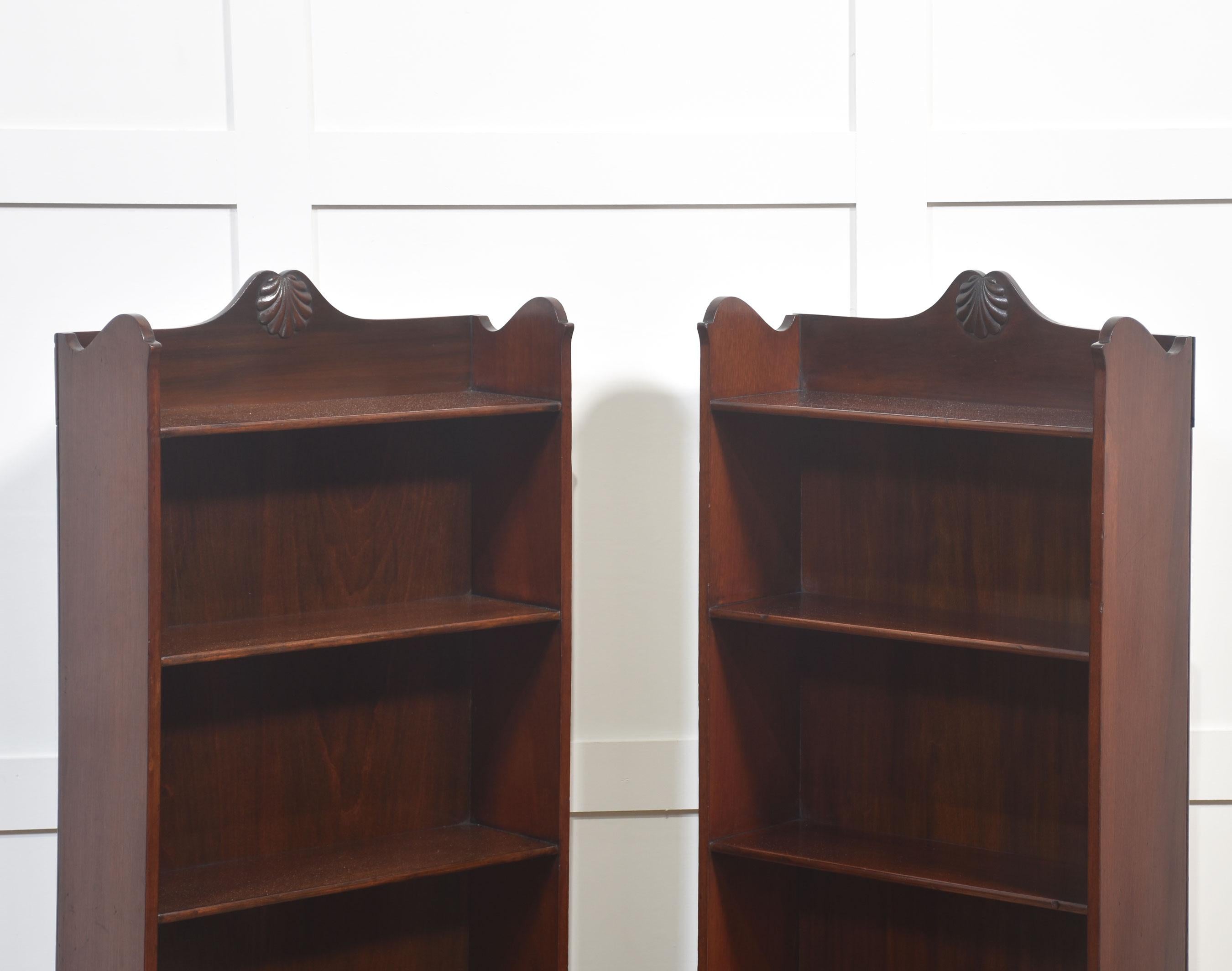 20ième siècle Paire de bibliothèques ouvertes en acajou en vente