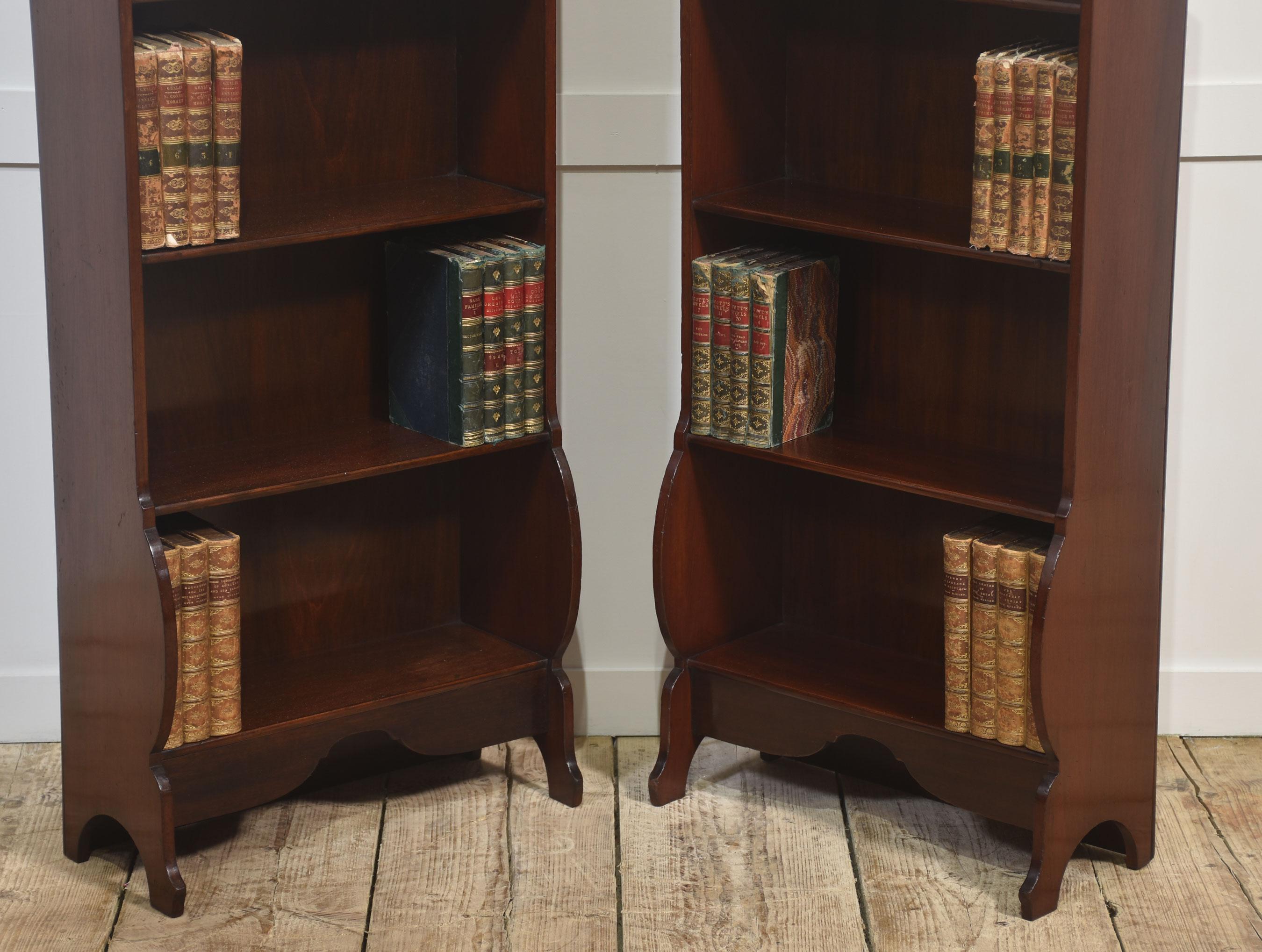 Paire de bibliothèques ouvertes en acajou en vente 1