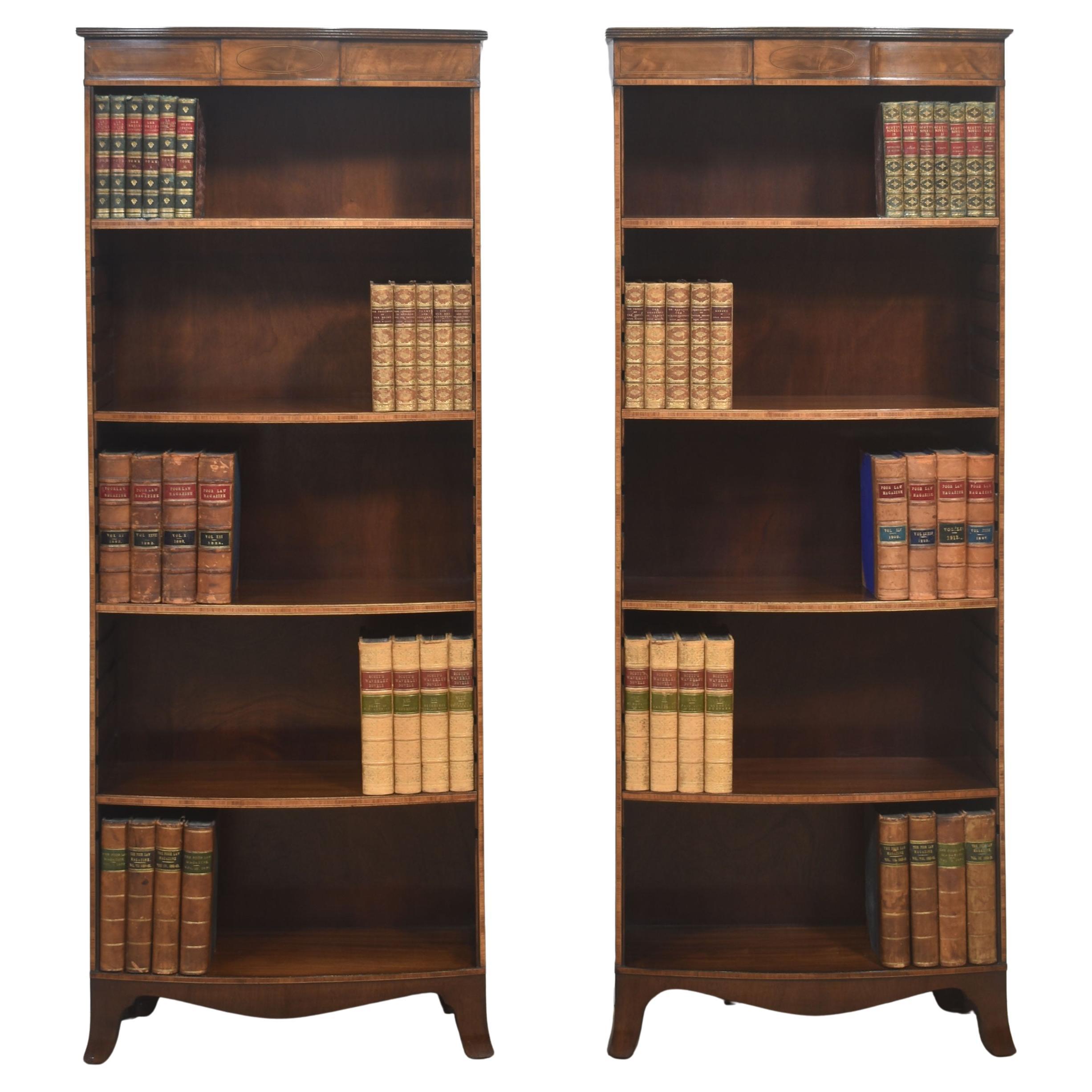 Pareja de librerías abiertas de caoba