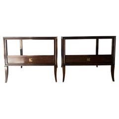 Paire de tables d'appoint Parzinger en acajou avec tiroirs et poignée en laiton détaillé, États-Unis